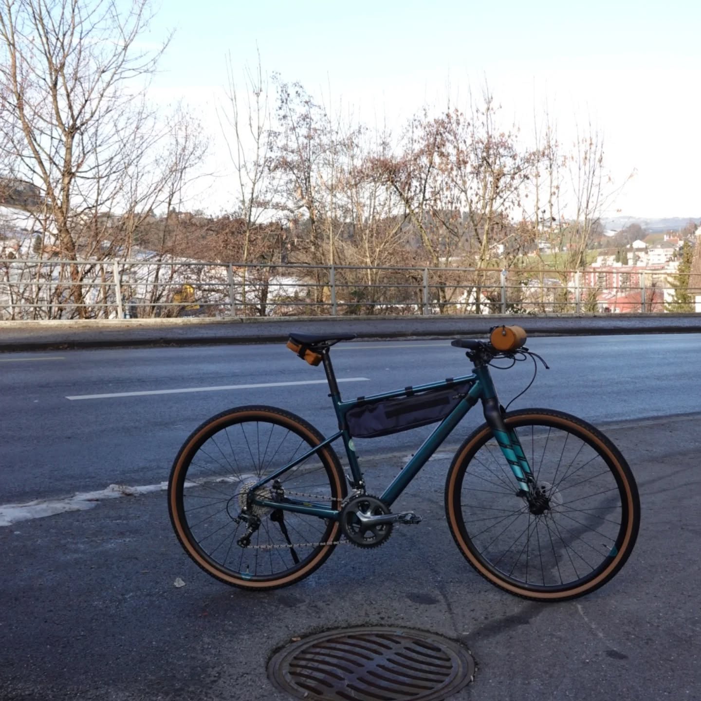 Bereit die Welt zu erkunden
Bergamont Flat Bar Gravel-Bike für all jene die es gerne etwas bequemer haben wollen und trotzdem sportlich unterwegs sind.
Ausgerüstet mit @almsthre Taschen damit unser Kunde die möglichkeit hat das nötigste mitzunehmen.
Mit @maxxistires Rambler Reifen ist das Bergamont ready für jeden Untergrund und natürlich die passenend Flat-Pedalen von @indiansummercycles
Brauchst auch du sowas ? Wir haben noch diverse andere Gravelbikes. Schau bei uns vorbei.
www.stoeri-herisau.ch