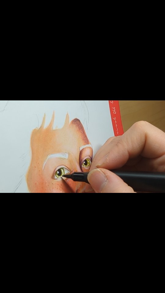 Das nächste Mädchen meiner Glow-Serie ist fertig.
Die Ausarbeitung erfolgte mit Alkoholmarker und ein paar wenigen Buntstiftlinien im Haar.
Gerade die strahlenden Augen und das schöne große Lächeln steht absolut für diesen retro Look und ist daher ausschließlich mit Markern erarbeitet, da dieses Medium das Bild dominieren soll.
Sollten euch auch die anderen Werke der Bildserie interessieren, schaut euch auf meiner Webseite myownartology.com um.
Damit ihr gleich erfahrt, wann es das nächste Bild aus der Reihe gibt folgt mir gerne hier.
#markerdrawing #portritart #mixedmedia #vintageart #myownartology