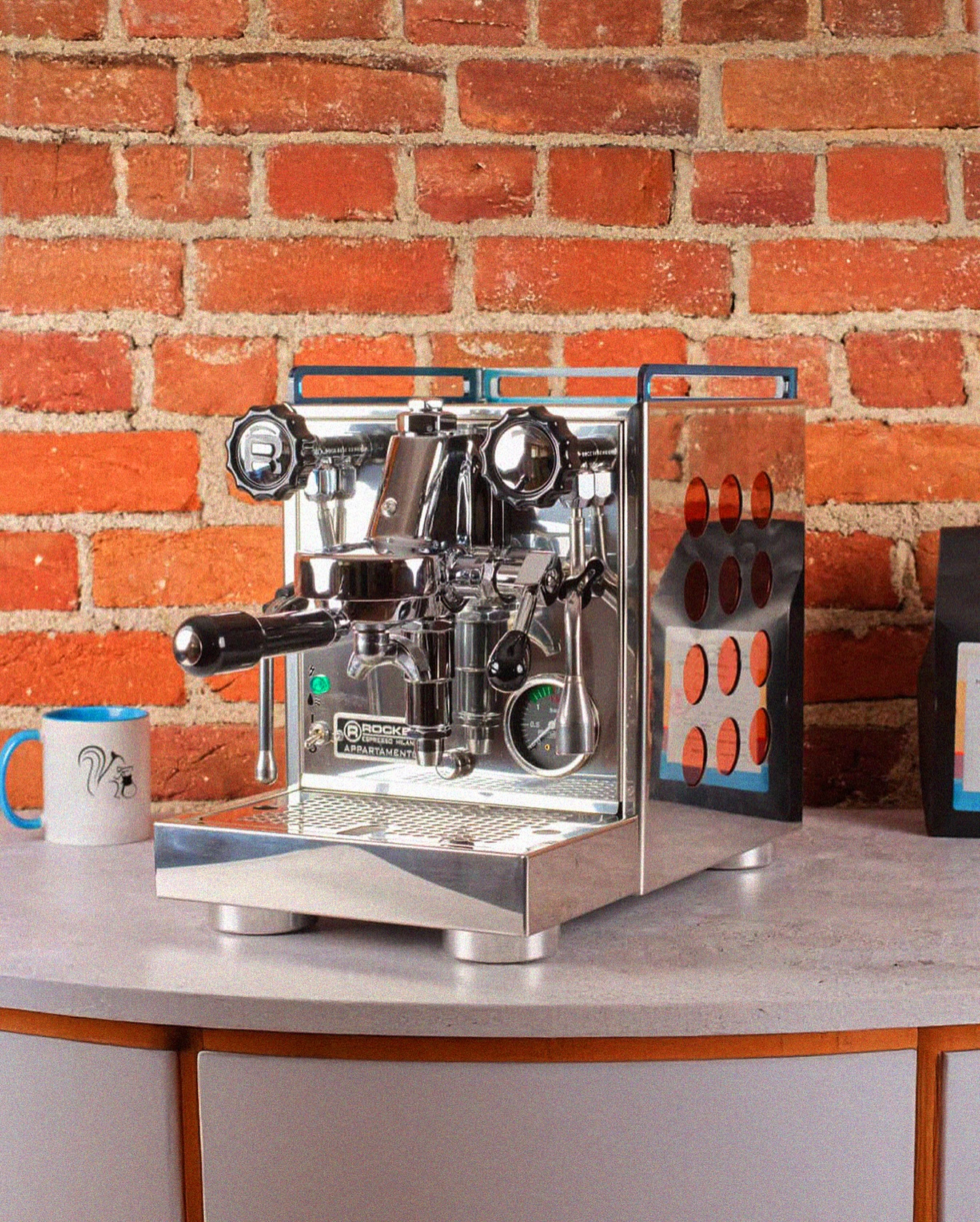 Diseñada y fabricada en Italia, la Rocket Appartamento ofrece temperatura estable, presión confiable y vapor inmediato gracias a su sistema HX y grupo E61.
Una máquina pensada para el ritual espresso, sin concesiones.
📍Disponible en nuestros showrooms de Asunción y CDE o en nuestra web www.xpecialty.com.py