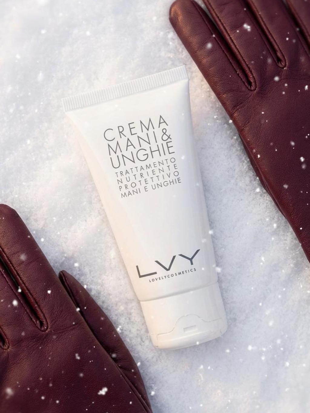 Zimą dłonie zdradzają wszystko
Mróz, wiatr, częste mycie, rękawiczki zakładane i zdejmowane po kilka razy dziennie – to dla skóry rąk prawdziwy test wytrzymałości. Dlatego krem do rąk nie jest sezonowym dodatkiem, tylko codziennym rytuałem ochronnym.
Odżywczy krem do rąk i paznokci działa jak „rękawiczki w tubce”
Lekka, kremowa emulsja oparta na tzw. suchych olejach wchłania się błyskawicznie, pozostawiając skórę aksamitnie gładką – bez tłustego filmu. Idealny do stosowania w ciągu dnia, nawet tuż przed wyjściem na mróz.
Co robi dla dłoni zimą?
- natychmiast nawilża i zmiękcza skórę
- chroni przed przesuszeniem i pękaniem
- wspiera regenerację skóry osłabionej chłodem i detergentami
- pielęgnuje paznokcie, ograniczając ich łamliwość
W składzie m.in. olej jojoba, kokosowy i ze słodkich migdałów, kompleks kwasu hialuronowego o 5 masach cząsteczkowych, ksylitol i FOS wspierające barierę skórną, wyciągi z nagietka i malwy oraz witamina E – czyli wszystko, czego dłonie potrzebują w sezonie zimowym.
Tip: noś go w torebce i aplikuj po każdym myciu rąk – to najprostszy sposób, by dłonie pozostały miękkie i zadbane aż do wiosny.