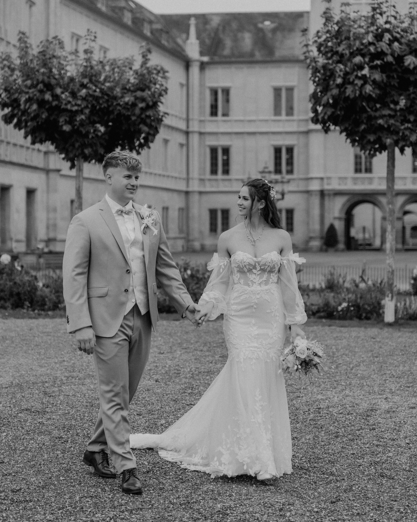 This intimate civil wedding was everything you imagine when you think of the perfect day. A truly special celebration, shared only with their closest family and friends.
What I found especially meaningful was the love woven into the smallest details. The bride’s sister created all of the florals herself. The bouquet and the groom’s boutonniere were made from flowers and grasses collected from places that shaped both of their lives. Every bloom told a story, every detail carried meaning.
Such a thoughtful and heartfelt idea, and a gentle reminder that the most beautiful weddings are the ones that feel deeply personal. 🤍
#civilwedding #weddingphotographer #standesamtcoburg #civilweddingdress #weddinginspiration #weddingphotography #firstlookwedding