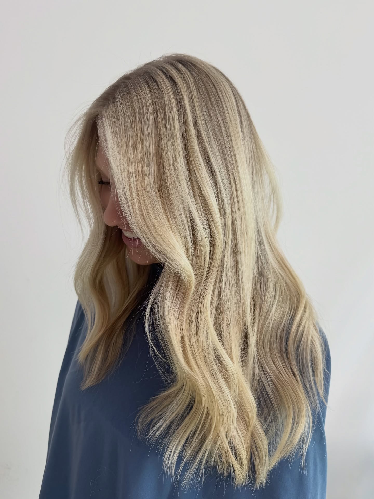 this blonde with the blue @themanemoment cape 🤤
#cltblondes #cltblondingspecialist
#charlotteblondes #charlottehairstylist #northcarolinablondespecialist charlotteblondespecialist charlotteblonding clthair clthairstylist