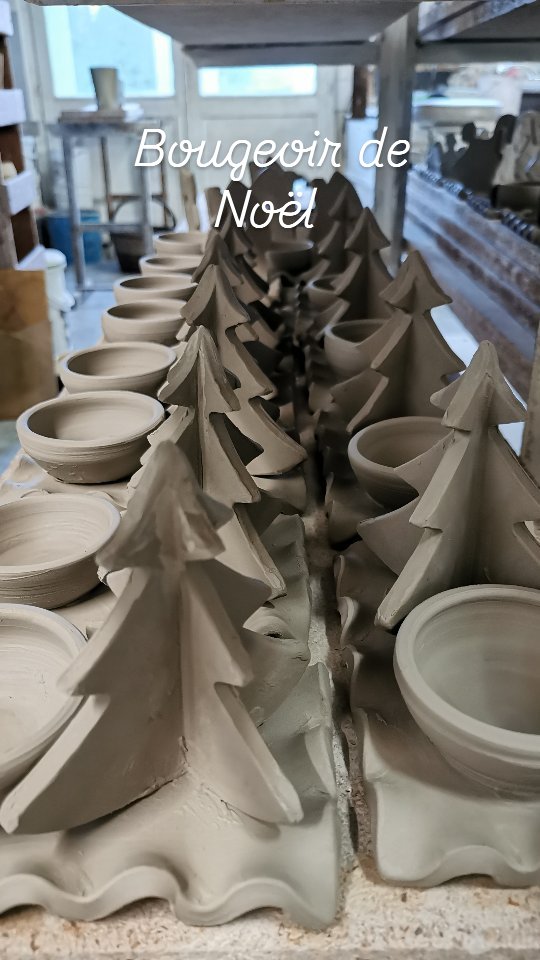 Voici le moment ou toutes les pièces sont prêtes pour montage des petits bougeoirs de Noël.
Ils vont sécher doucement à l'atelier.
Vous pourrez les découvrir en fin d'année lors de la mise en place de Noël 😉.