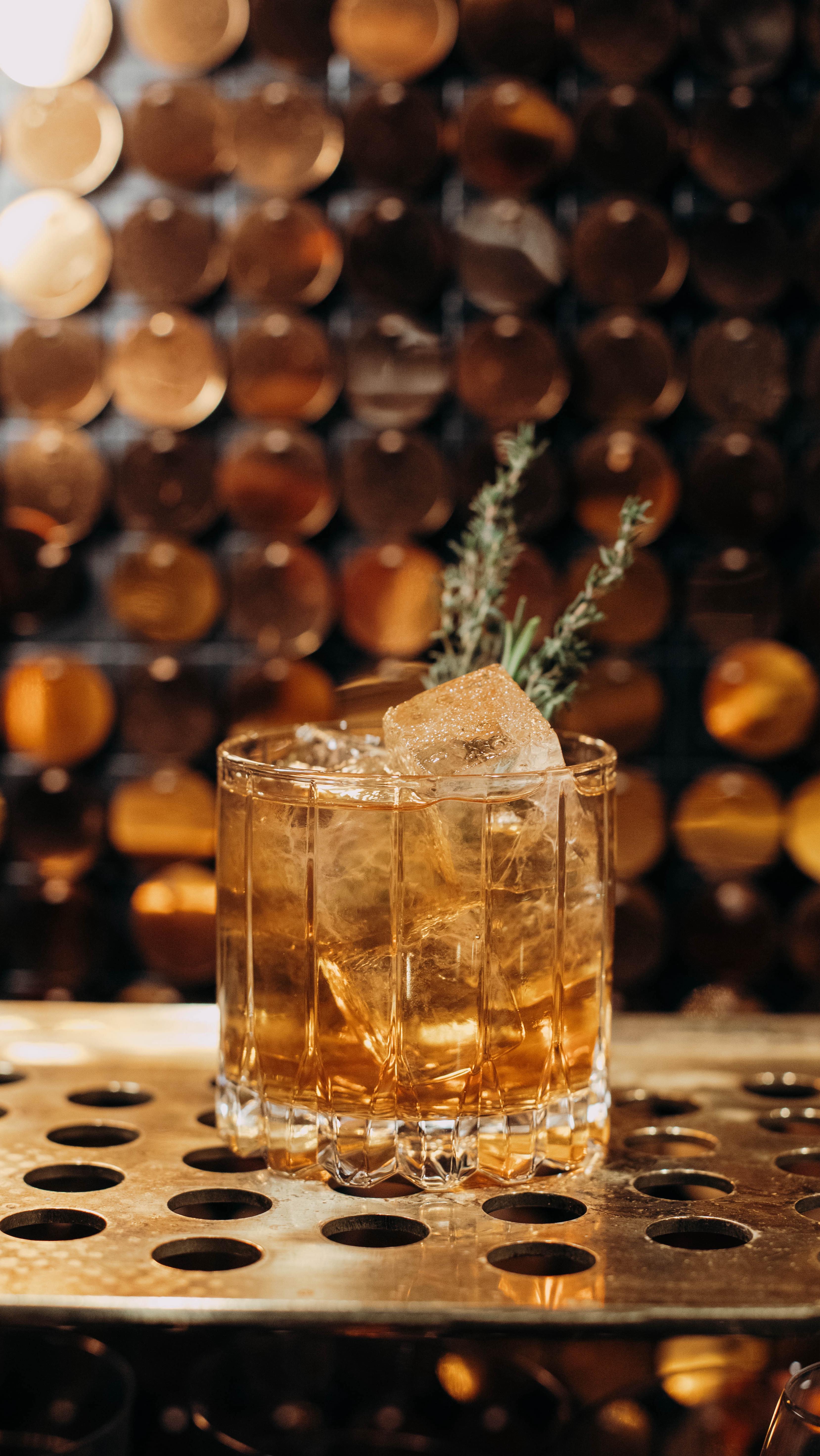 Some nights you don’t want to decide.
You don’t want to compare places, check menus or overthink plans.
You just want to sit down, order a drink,
and let the night take care of itself. 🍸
That’s exactly what this place is for.😍🖤
Who’s the friend you’d send this to?
#lvdwigbar #cocktailbar #cocktailbarvienna #barsvienna #viennadrinks