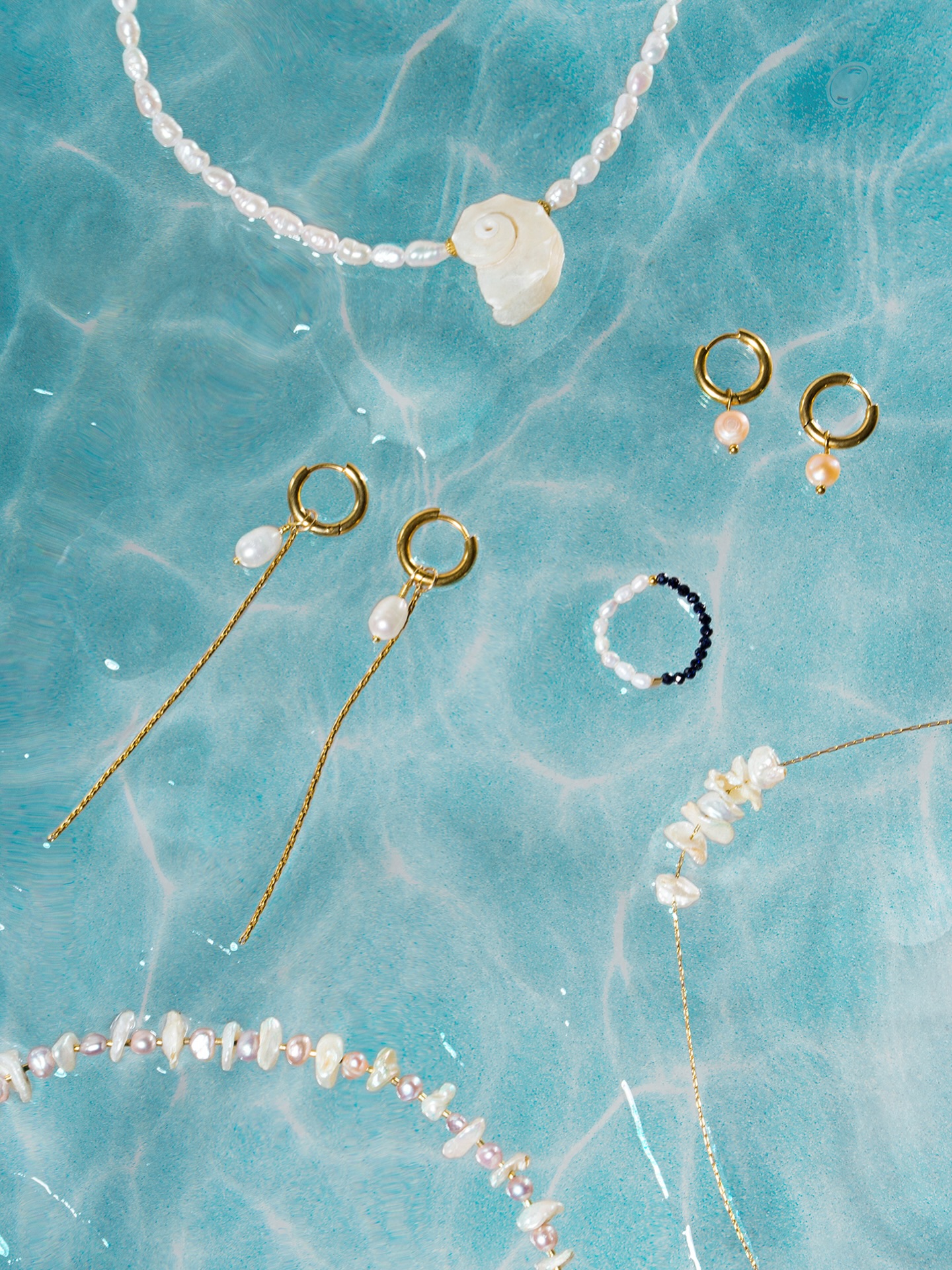 Inspirée par l’océan et la pratique du surf, la créatrice @nuba_jewelry conçoit des bijoux pensés pour vous accompagner dans toutes vos aventures 💦
Acier inoxydable résistant à l’eau, perles d’eau douce aux formes uniques : des pièces à porter sans y penser, au fil des saisons.
Un très grand choix est à découvrir à la boutique!