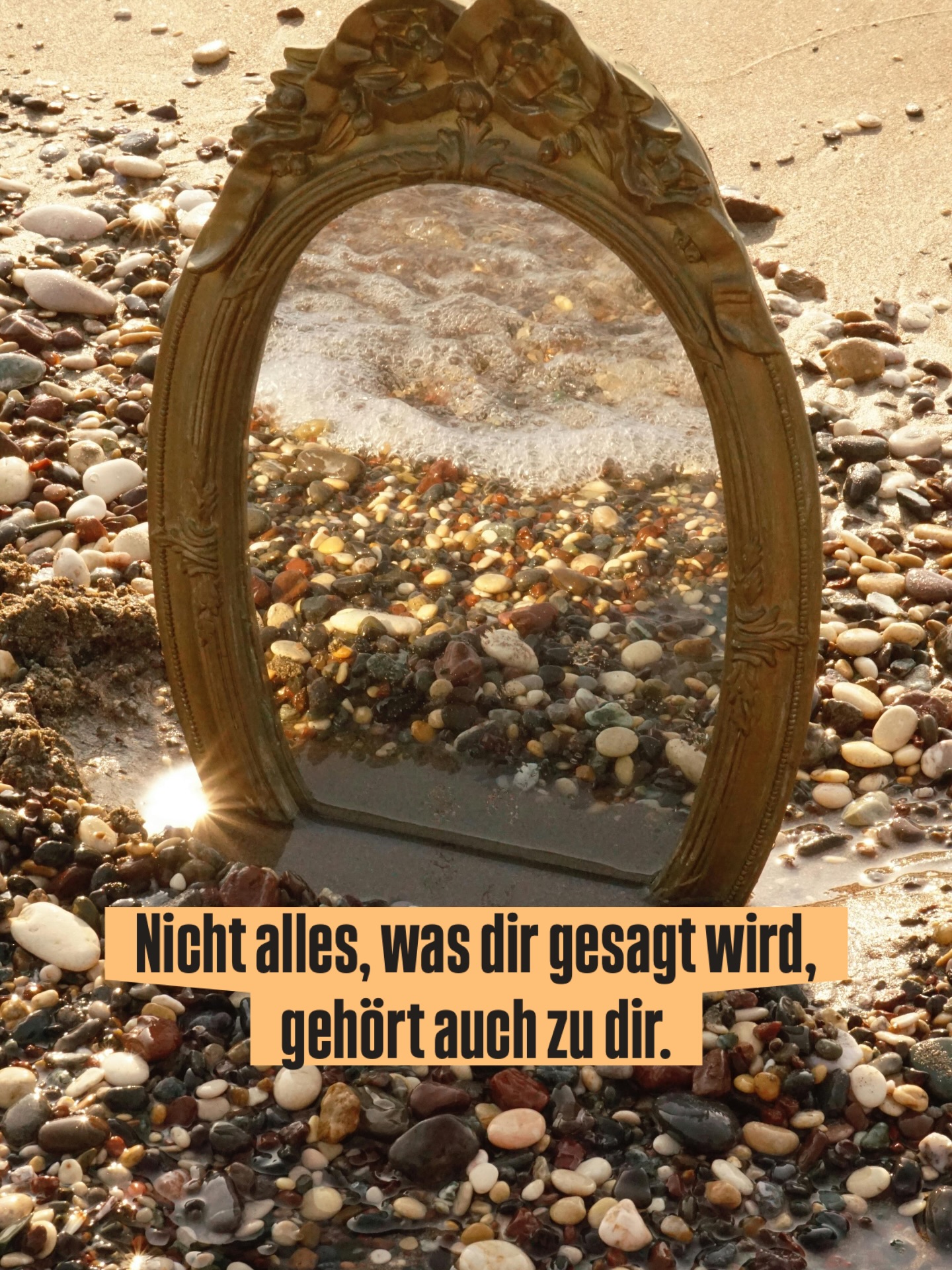 Diese Woche hatte ich mehrere Situationen,
in denen ich persönlich angegriffen wurde.
Nicht sachlich.
Nicht konstruktiv.
Sondern aus Frust, Neid und Überforderung heraus.
Früher hätte mich das sehr getroffen.
Dieses Mal saß ich da und wusste:
Das ist dein Thema. Nicht meins.
Ich habe gespiegelt.
Ich habe klar benannt,
wo meine Grenze ist.
Und ich habe mir den Schuh nicht mehr angezogen.
Das war ein stiller, aber sehr kraftvoller Moment.
Nicht, weil ich alles ausgehalten habe.
Sondern weil ich mir selbst treu geblieben bin.
Nicht jede Kritik ist ein Auftrag.
Nicht jeder Angriff ist persönlich.
Und nicht jeder Konflikt gehört gelöst.
Manches darf man einfach dort lassen,
wo es entstanden ist.
Alles Liebe
Steffi 💛
#abgrenzenlernen
#emotionaleintelligenz
#selbstführung
#persönlichkeitsentwicklung
#resilienz