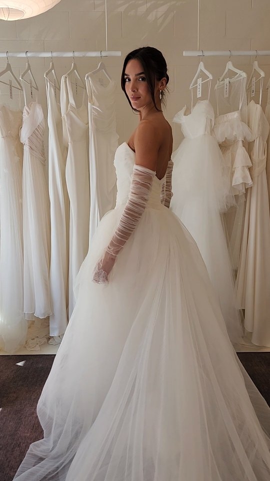 Not for everyone. And that’s the point.
Zara from the Echo collection isn’t trying to be the dress. It holds its shape. It keeps its distance. It waits for the right bride.
Volume without excess. Drama without noise. A silhouette that doesn’t explain itself — Zara, Echo Collection
Find a retailer near you to try it on. Link in bio.
#OUMAAtelier #DesignerWeddingDress #tulleballgown #bridalfashion #modernbride