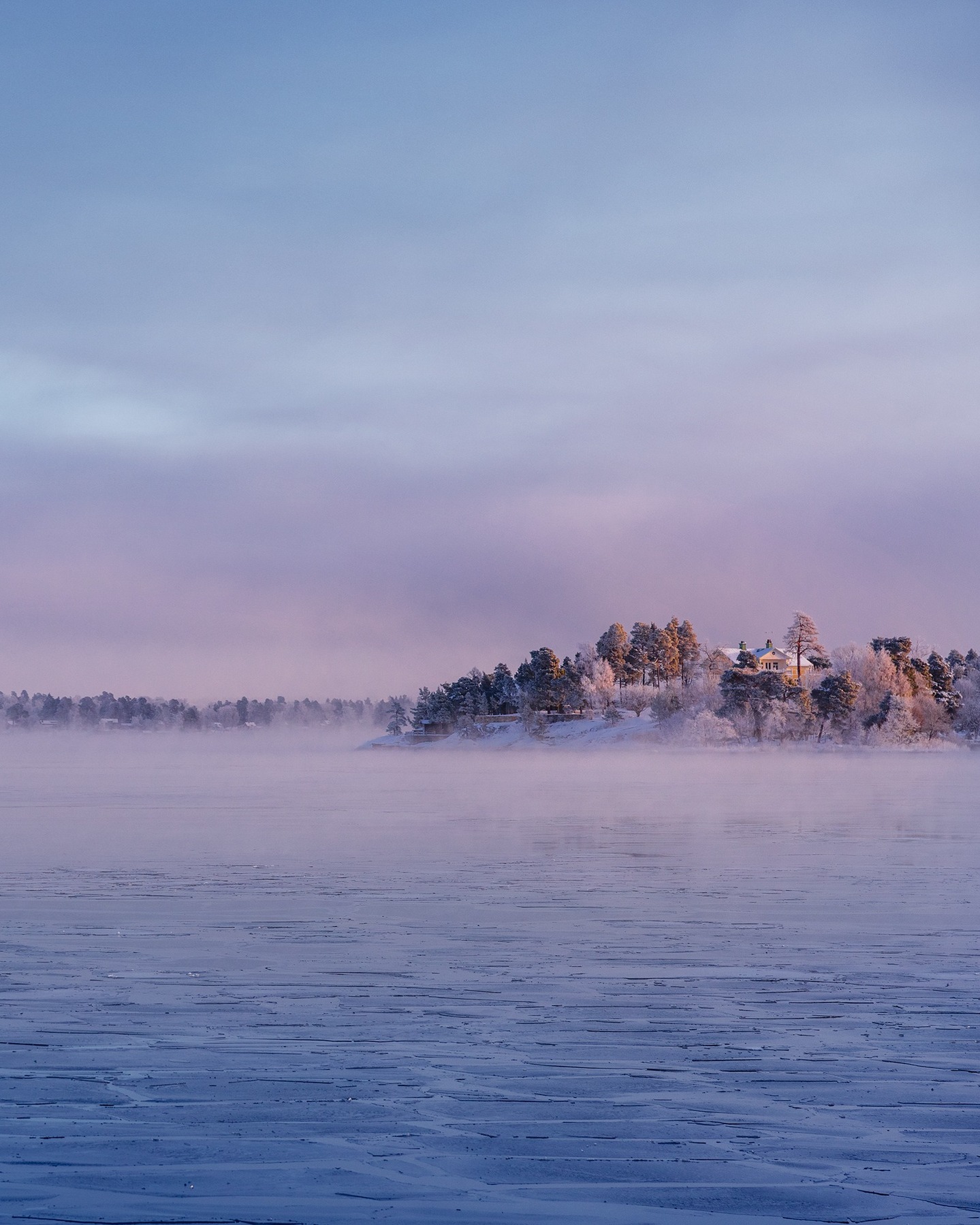 Winter at Villa Pauli.
Snow-covered surroundings, still waters and soft winter light. A season that invites calm moments, slow walks and warm gatherings.