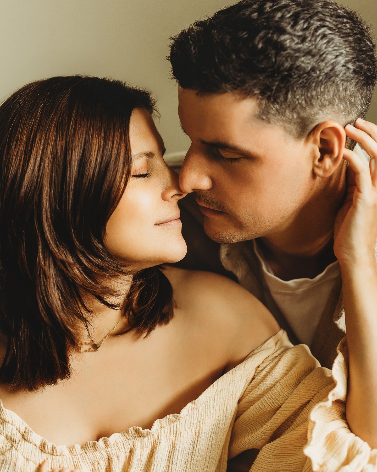 Ihr Lieben,
Wie ihr wisst nehme ich mir gerade eine kleine Auszeit. eine Auszeit, um einmal durchzuatmen, um meine Gedanken zu sortieren, um meinen Ideen und meiner Krearivität ein wenig Raum zu geben, um mich wiederzufinden.
So viele Gedanken gehen mir durch den Kopf, vor allem, wie schnell und einfach man sich im Alltag verliert. Wie schnell man teilweise falsche Prioritäten setzt. Wie man alles dafür tun will, dass es seinen Kindern gut geht und oftmals das wichtigste unter die Räder kommt: Zeit für Mama und Papa. Zeit, in der man Mama und Papa ablegt und wieder Mann und Frau ist. Wie man sich selbst dieses Gedanken verbietet. Man rödelt, macht und tut, und vergisst oftmals dabei, dass die Liebe zu seiner Frau oder seinem Mann auch gepflegt werden möchte. Zeit, in der man die Schmetterlinge wieder aufleben lässt. Zeit zum Flirten, zum rumalbern, zum gemeinsam lachen und weinen. Zeit um sich mal gegenseitig so richtig anzuhören.
Man macht mit dem Handy 1000000 Fotos von den Kleinen. Aber was ist mit dir und deinem Partner? Das verdient es auch festgehalten zu werden. Für so etwas ist man nie zu alt! Aus diesem Geund werde ich hierzu bald ein Special anbieten. Habt noch etwas Geduld mit mir, ich werde es bald posten.
Schaut euch dieses wunderschöne Foto an.
Ich wette, dieses Paar hat wie jedes Paar so viel Alltagsstress und Sorgen. Aber ist es nicht schön einfach alles für einen Moment beiseite zu schieben und seiner Liebe für einander etwas Raum zu geben?
Was meint ihr?
Seid ganz feste umarmt,
Eure Marion