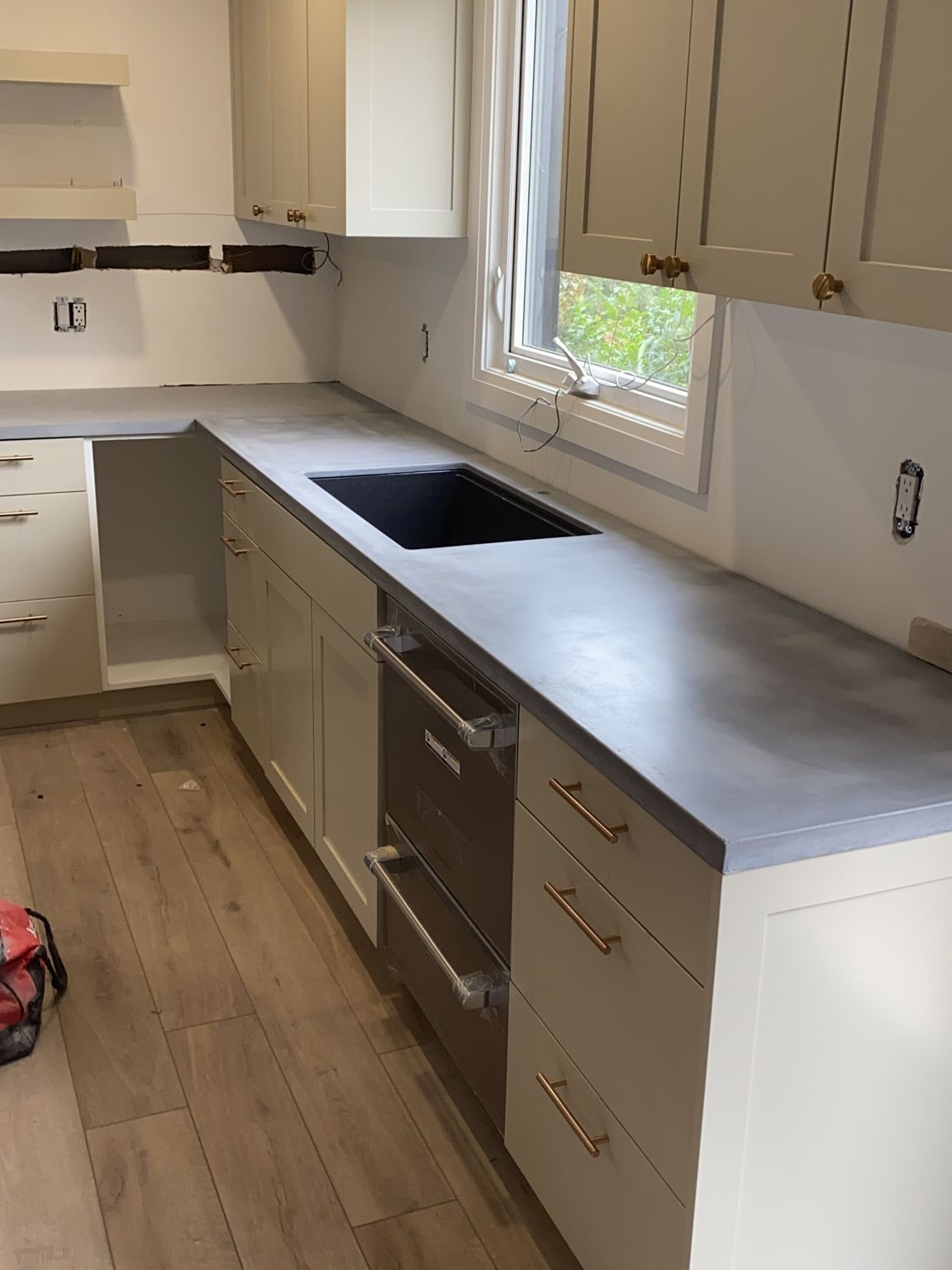 From concept to completion.
A full kitchen countertop renovation featuring custom concrete surfaces, tailored to the space and finished by hand.
Where form, function, and material honesty meet.
.
#TorontoInteriors
#TorontoRenovation
#GTAHomes
#CustomConcrete
#luxurykitchens