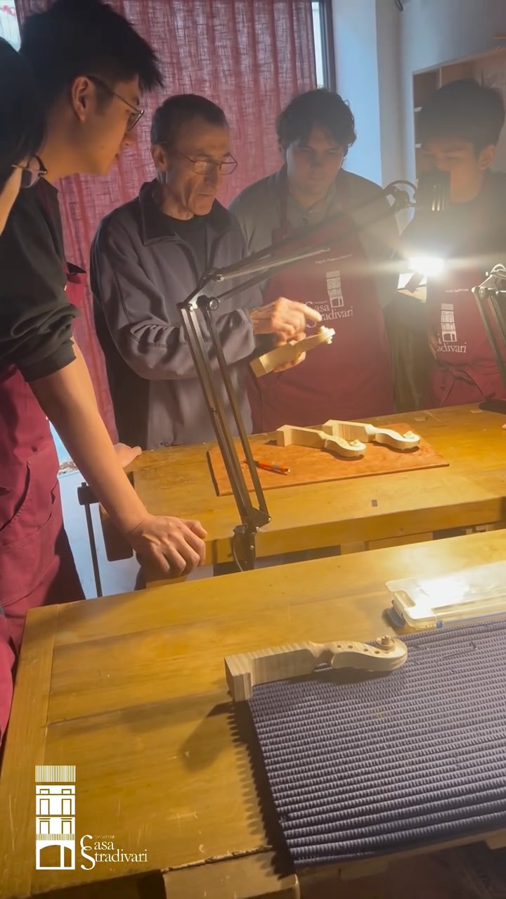 Il lavoro sui ricci dei violini prosegue!
Work on the violin scrolls continues!
🎻
@a.r.morassi @daichiviolins_416 @suzuki_soma @wangqingyuan713
#FondazioneCasaStradivari #Cremona #Liuteria #ViolinMaking #Scroll