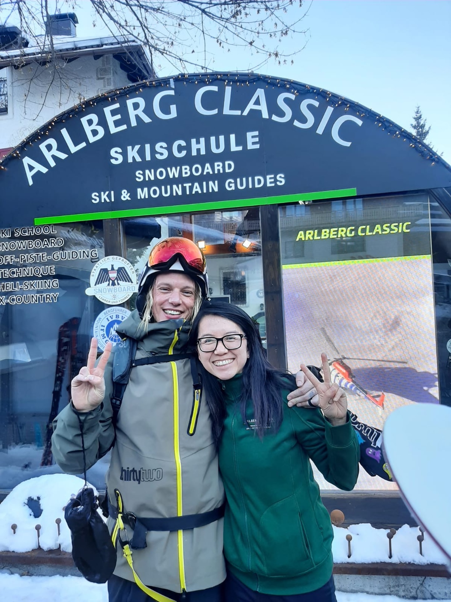 Good company, great snowboarding! Jamie Bower was out snowboarding with one of our guides today and he had time for a foto with our secretary, Viona, a big fan of @strangerthingstv
❄️
❄️
❄️
#arlbergclassic #stranger_things #skiarlberg #skiguide #skiinstructor #stantonamarlberg #lechzuers