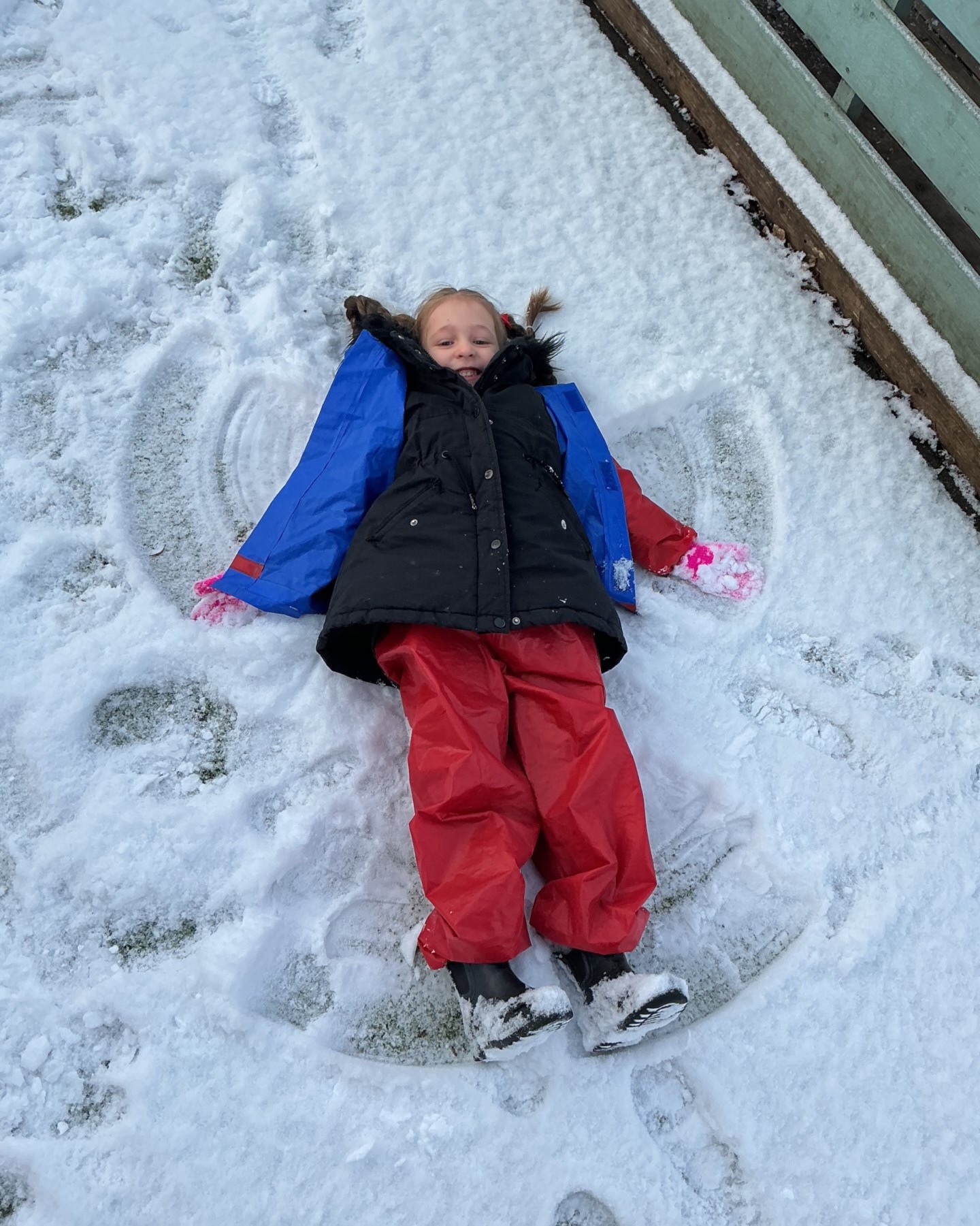 Recent learning adventures:
Nursery and Reception enjoyed winter learning through snow play, making snowmen and taking part in snowball fun. Year 1 began investigating materials by identifying and sorting items in the classroom. Year 2 started learning about Mexico, locating it using continents, oceans and an atlas. Year 3 focused on healthy diets. Year 4 researched Florida, learning its location, continent and key map facts. Year 5 explored the Mediterranean, labelling maps and describing countries around it. Year 6 classified leaves and trees in Science.
In Hub, pupils developed sensory awareness by exploring snow, ice, sand and play dough, building fine motor skills and focus through hands-on activities.
❄️✨📚