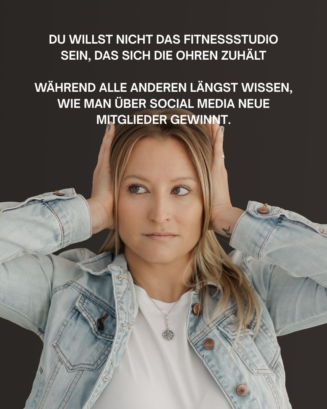 In 2026 gewinnst du im Fitness Bereich auf Social Media nur, wenn du..
authentisch und sichtbar bist. Was heißt das genau?
Social Media Marketing für Fitnessstudios und Coaches bedeutet heute:
🔹 Vertrauen aufbauen:
Regelmäßig ehrliche Einblicke geben in dein Studio, also nahbar, kompetent, echt. Vertrauen entsteht nicht über Nacht, sondern durch Wiedererkennung, klare Botschaften und Sichtbarkeit.
🔹 Community stärken:
Durch echten Austausch in den Kommentaren, Reaktionen auf Stories, persönliche Nachrichten und Content, der motiviert, unterhält oder Probleme löst.
🔹 Direktanfragen statt leere Hantelbänke:
Zeige klar was du anbietest und wie du helfen kannst. Dazu muss dein gesamter Online Auftritt (also bspw auch Google) stimmig wirken.
Wenn dein Instagram-Profil brachliegt, dein Google Unternehmensprofil veraltet ist oder du keine Strategie hast, verlierst du täglich potenzielle Mitglieder.
💡 Ich habe einen kostenlosen Guide erstellt, mit dem du checken kannst, ob du schon strategisch postest oder einfach nur irgendwie.
➡️ Kommentiere „Fitness“ oder schreib mir eine DM und ich schicke dir den Guide direkt zu!