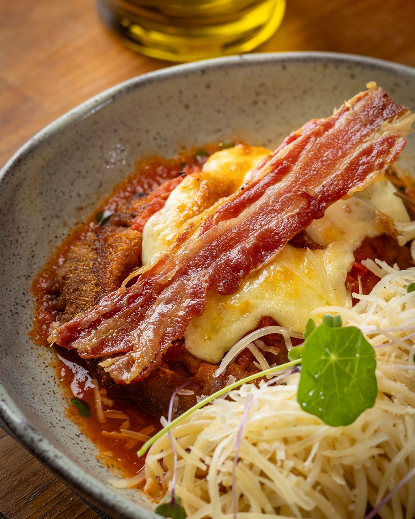 Filé à parmegiana no ponto certo, ao pomodoro, com spaghetti.
Clássico que acolhe.
