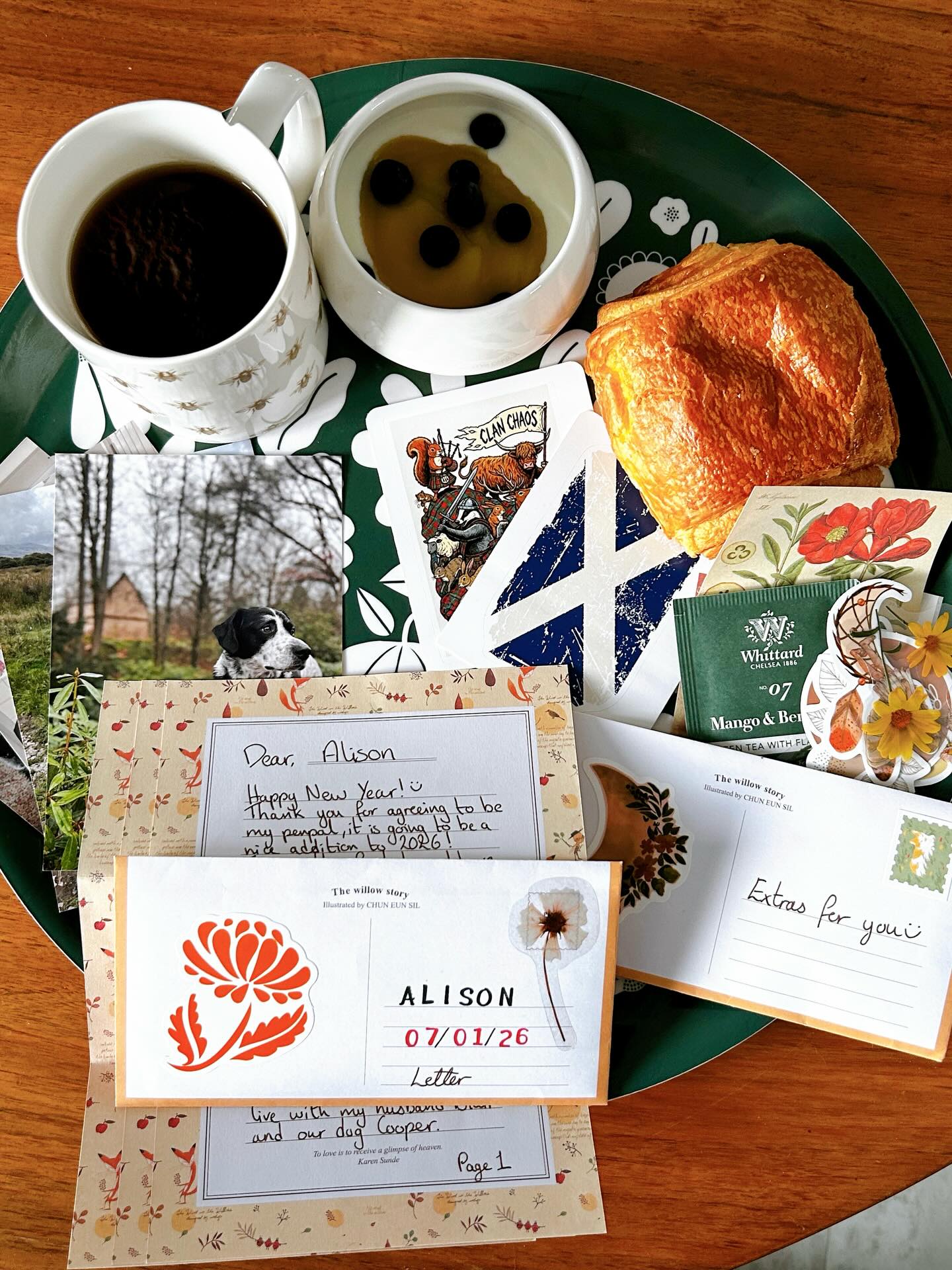Un dimanche matin ✨ | A Sunday morning ✨
Un thé, un pain au chocolat, un bowl…
et surtout ma toute première correspondance ✉️
A cup of tea, a pain au chocolat, a cozy bowl…
and most of all, my very first pen pal ✨
J’ai toujours rêvé d’avoir une #penpal, et cette année, grâce aux réseaux, j’en ai quatre :
une en France, une en Écosse, une en Norvège et une en Amérique 🌍
I’ve always dreamed of having a pen pal, and this year, thanks to social media, I now have four:
one in France, one in Scotland, one in Norway and one in the USA 🌍
C’est un peu comme voyager sans quitter son canapé.
I feel like I’m traveling the world without leaving home.
J’adore recevoir du courrier, et j’aime tout autant en envoyer…
Alors c’est parti pour une belle année d’échanges 💌
I love receiving letters just as much as sending them.
Here’s to a beautiful year of exchanges 💌
✨ Tu aimerais trouver ta correspondante ?
Présente-toi en commentaire avec quelques mots, et laisse la magie opérer ✨
✨ Would you like to find your pen pal?
Introduce yourself in the comments and let the magic happen ✨
•
•
•
#penpal #snailmail #letterwriting #slowlife
#sundaymorning #teatime #cozylife
#ecosse #france #usa #norgeve #correspondance
#writingletters #internationalfriends