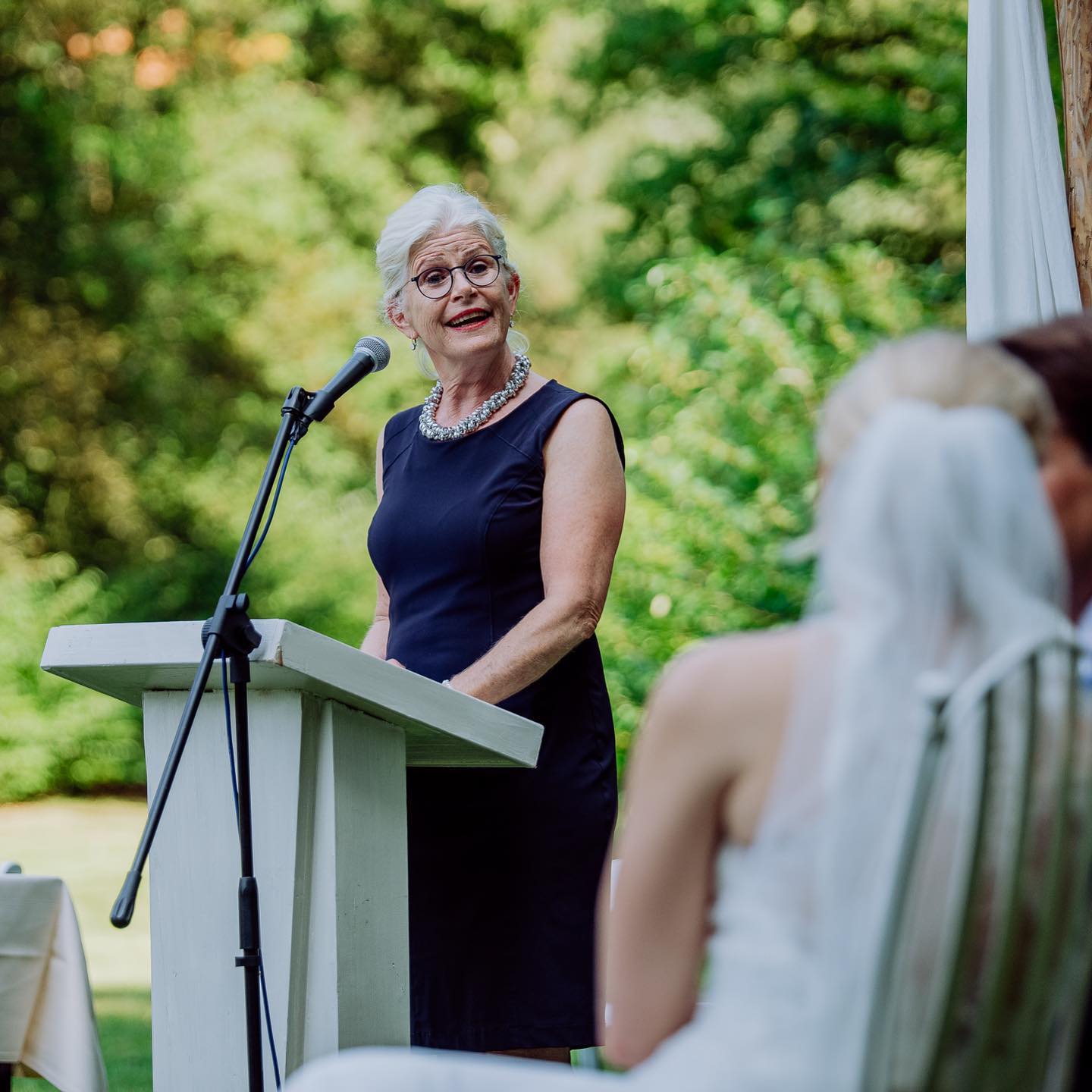 Gisterenavond is in de raadsvergadering van de gemeente Utrechtse Heuvelrug de motie ‘Trouwen op zondag’ aangenomen. Ik vind het fantastisch dat bruidsparen er binnenkort voor kunnen kiezen ook op zondag te trouwen. Want natuurlijk hebben zij het liefst zoveel mogelijk dierbaren om zich heen op deze bijzondere dag.
Door corona zijn er veel huwelijken uitgesteld: mooi dat deze extra dag er bijkomt en dat geliefden niet zo lang hoeven te wachten om elkaar het ja-woord te geven.
Ik ben helemaal voor trouwen op zondag. Ik ben Babs: dé BABS voor een onvergetelijke ceremonie! Ook op zondag.