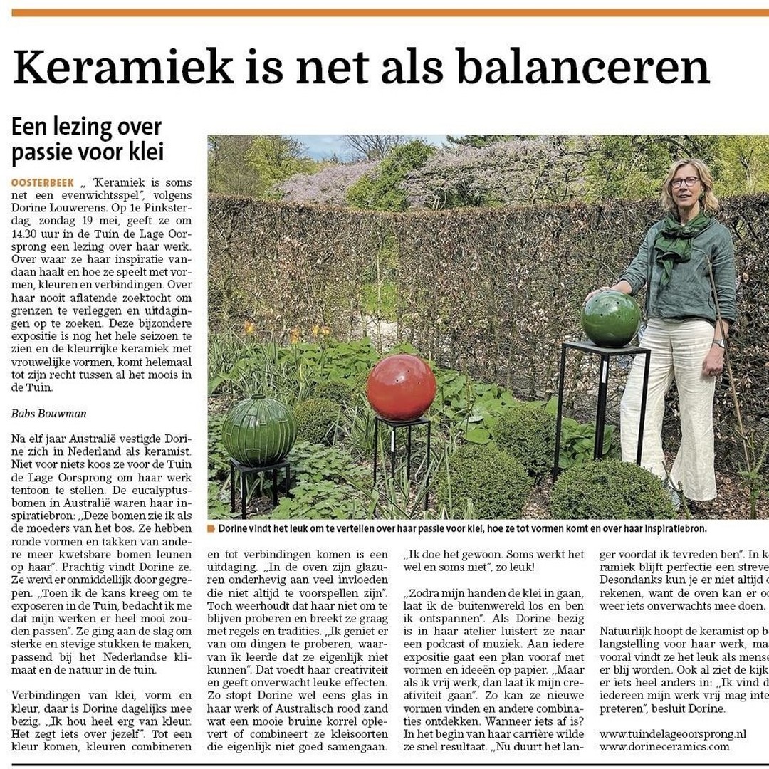 Schrijven over iemand passie, creativiteit om vakmanschap is iedere keer weer boeiend. Maar hoe bijzonder is het als je schrijft over iemand die je goed kent die prachtige stukken creëert. Iemand die de meest originele werken maakt in allerlei vormen, variaties en glazuren. Ik vond het reuze interessant om meer te horen over wat Dorine Louwerens inspireert als ze aan het werk is. Wat haar uitdagingen zijn en hoe ze door haar eigenwijze ideeën grenzen overschrijdt door bijvoorbeeld materialen te combineren, die vakgenoten voor onmogelijk houden. Kom luisteren naar Dorines lezing in Tuin de Lage Oorsprong op 19 mei a.s. om 14.30 uur. Deze bijzondere expositie en de Tuin zijn beide zeer de moeite waard om te bezoeken.
#keramiek #klei #kunst #expositie #ceramics #tuindelageoorsprong #lezingkeramiek #clay #oosterbeek #exposition #kunstindetuin #mooie tuin