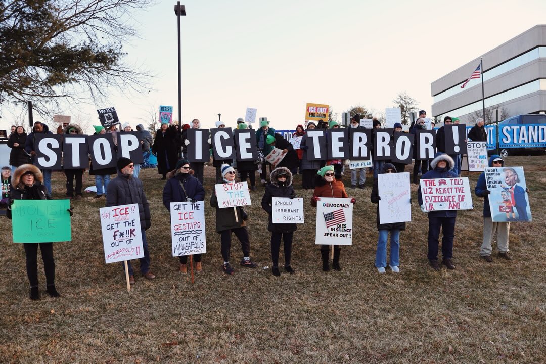 (español abajo) Today, more than 150 community members gathered outside @repbrianfitz ‘s office to demand NO FUNDING FOR DHS and real accountability for ICE. No more blank checks. No more unchecked power. Trump’s ICE raids are reckless and dangerous — driving up food costs, tearing apart families, and unleashing armed, masked agents with zero accountability in our neighborhoods.
Instead of facing his constituents, Fitzpatrick closed his office two hours early. @repbrianfitz, do your job: vote NO on DHS funding, uphold the Constitution, and protect our neighbors.
ESPAÑOL:
Hoy, más de 150 miembros de la comunidad se reunieron frente a la oficina de @repbrianfitz para exigir NO FINANCIACIÓN PARA EL DHS y verdadera rendición de cuentas para ICE. No más cheques en blanco. No más poder sin control. Las redadas de ICE son peligrosas e irresponsables: aumentan el costo de los alimentos, separan familias y desatan agentes armados y encapuchados sin responsabilidad en nuestros vecindarios.
En lugar de enfrentar a sus electores, Fitzpatrick cerró su oficina dos horas antes. @repbrianfitz, haz tu trabajo: vota NO a la financiación del DHS, defiende la Constitución y proteja a nuestros vecinos.
#ICEOUT #protectimmigrants #palovesimmigrants