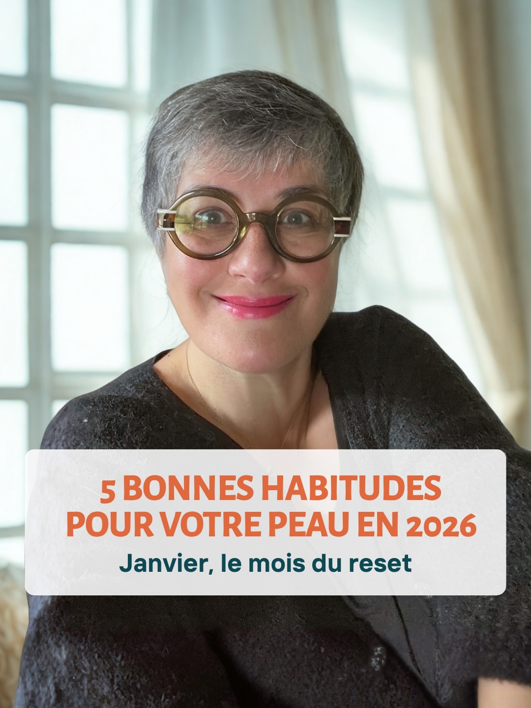 En tant que médecin esthétique, je peux vous dire une chose :
👉 La routine peau la plus simple est toujours la meilleure.
Eh oui 😊
Pas besoin d’utiliser des dizaines de produits pour avoir une belle peau et prévenir le vieillissement ❌
La base, elle ne change jamais :
🧼 Nettoyer
💧 Hydrater
☀️ Protéger
Et surtout… tous les jours ✨
Une routine simple, adaptée à votre peau, suivie avec régularité, sera toujours plus efficace qu’une routine compliquée abandonnée au bout de quelques semaines 😌
Dites-moi : Vous le faites déjà, matin et soir ? 😊