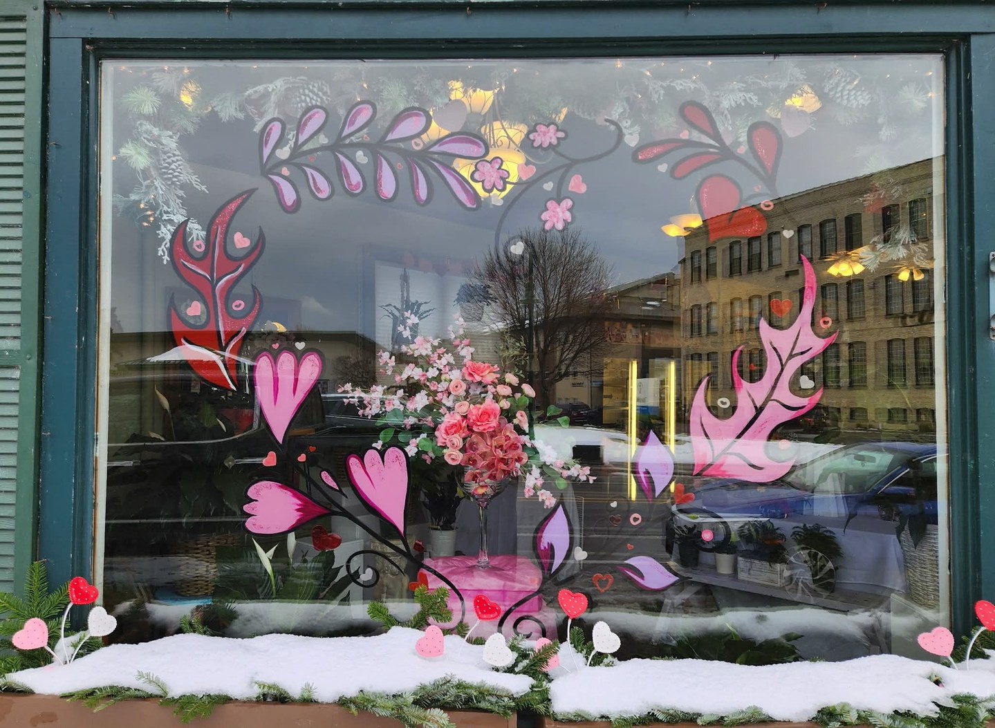 Another season and festivity, another beautiful window display from our incredible team!
#flowers #windowdisplay #florist #traversecity #downtowntraversecity #flowerstationtc