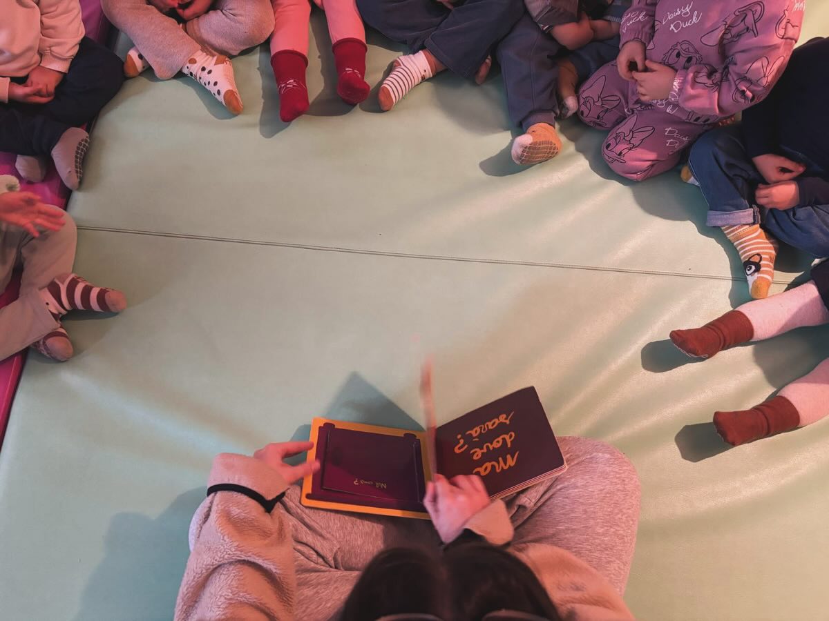 Sguardo, voce, attesa… le immagini diventano parole e le parole si trasformano in emozioni. L’ascolto diventa presenza.
#condivisione #sviluppodellinguaggio #appartenenza #ascolto #emozionialnido