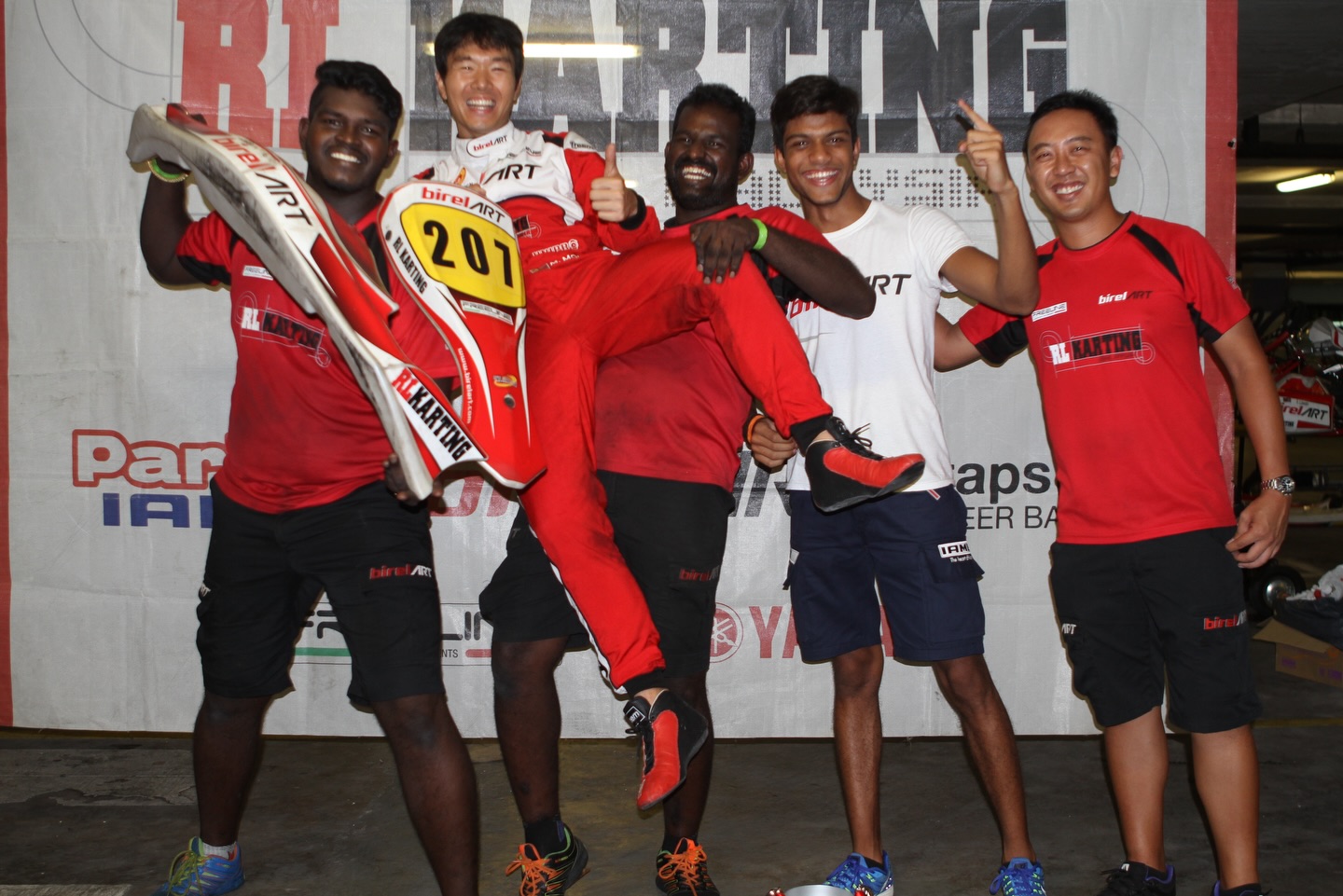 Okla follow this 2016 trend.
With my boys @mr.manipulator_x @richardraj1987 @aaronlim85 and now muscle man @eshanpieris
#2016