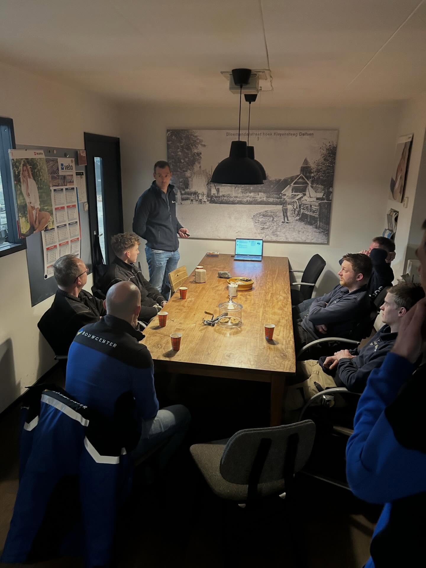 Vanochtend hebben wij onze materiaalkennis bijgespijkerd op het gebied van gevelbekleding. Patrick, vertegenwoordiger van @rockpanel heeft laten zien welke producten er zoal zijn en op welke manier deze producten aangebracht dienen te worden🔨
Mede mogelijk gemaakt door @bouwcenterschippers
#workshop #bouwkennis #gevebekleding #aannemersbedrijfriezebos #onderhoudsarm