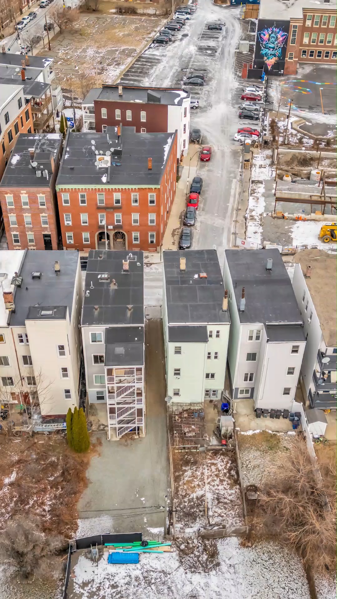 Love city living? ๐๏ธโจ This Jeffries Point gem delivers a bright open layout, stainless kitchen made for entertaining, sleek floors, private rear deck, in-unit laundry, central air, and rare off-street parking. City living done right. ๐