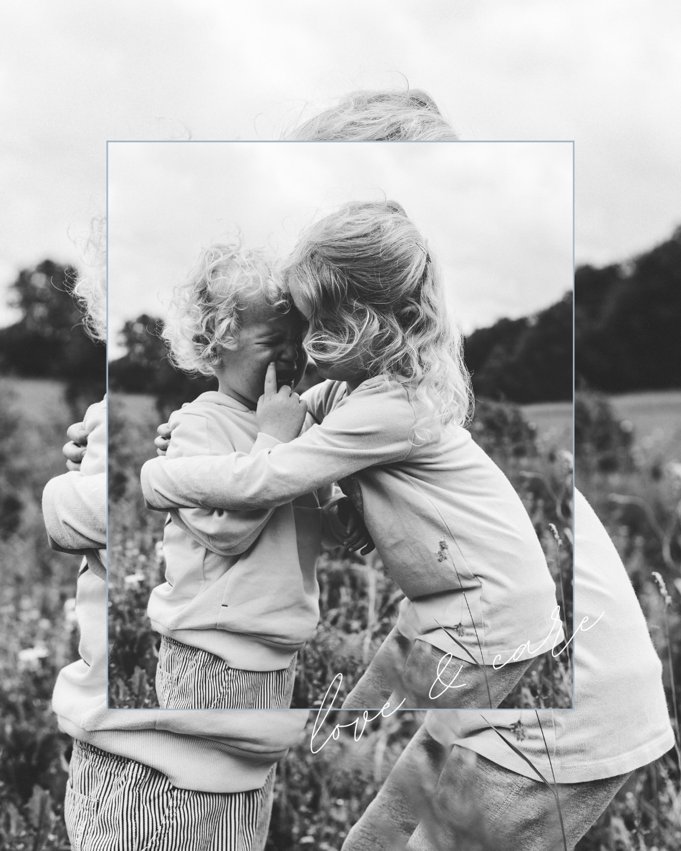 „Love & Care – die große Schwester umarmt den weinenden kleinen Bruder bei einem Kita-Shooting. Ein Moment, der von Nähe und Schutz erzählt, ohne zu inszenieren. Ein Moment voller Nähe, eingefangen ohne Pose. Genau solche Augenblicke brennen in mir, und genau dafür steht Sinneszauber Photographie echte Augenblicke, die berühren.
Alles andere – Portraits, gestellt, künstlerisch – findet seinen Platz bei @diecharakterei .
#dokumentarischefotografie #kitafotografie