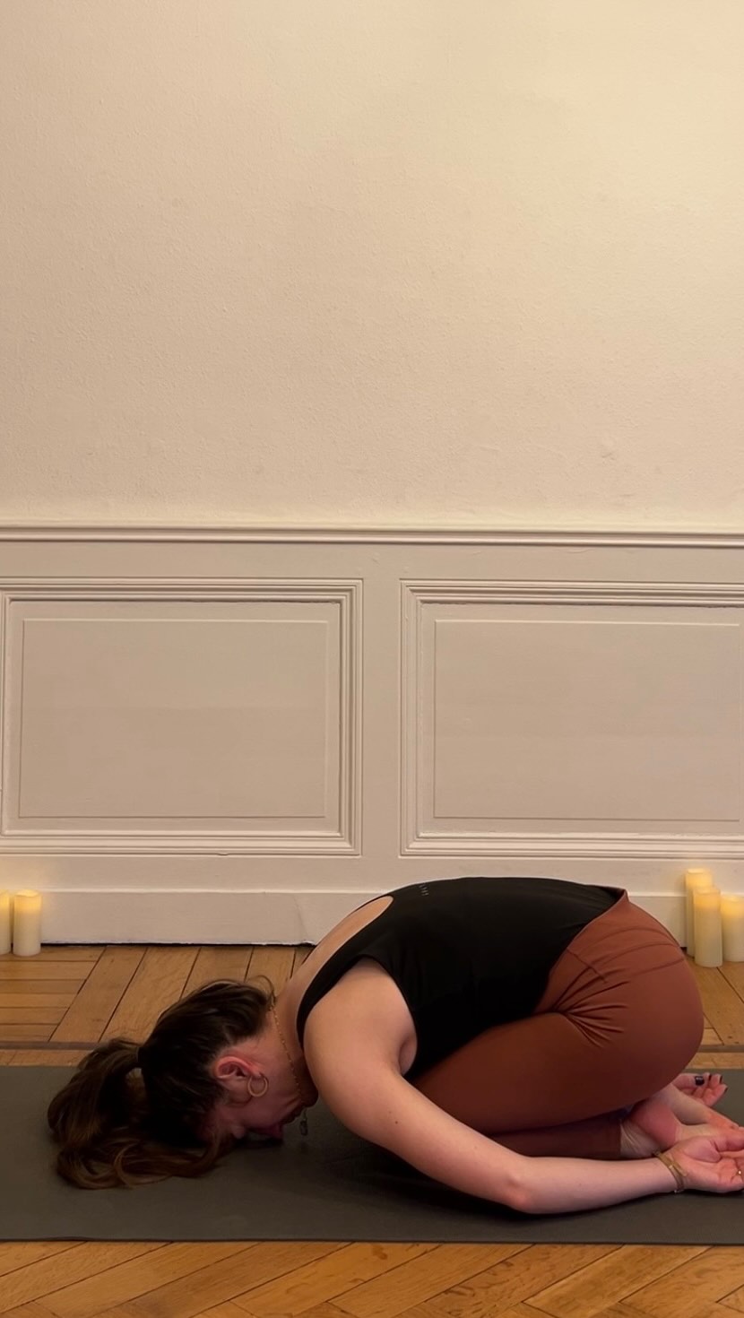 J’ai fait de la danse pendant 15 ans et puis j’ai tout arrêté.
Le yoga est arrivé, complètement par hasard, comme une façon de me remettre à bouger.
Ce qui était la reprise d’une activité sportive s’est finalement transformé en bien plus. Je n’avais pas idée de la façon dont ça changerait mon quotidien.
✨ j’ai retrouvé ce que la danse m’offrait: un espace pour laisser mon corps s’exprimer et mon intuition me guider.
✨ en étant plus avec mon corps, j’ai appris à l’aimer comme ami.
✨ mes douleurs aux genoux ont quasi disparu, mon corps est devenu plus solide et moins tendu.
✨ j’ai appris à respirer et j’ai compris la magie de cet outil pour gérer les émotions.
✨ ma présence a changé. Je suis devenue plus vivante, plus attentive aux détails. Et plus moi.
✨ j’ai ancré en moi l’idée que l’essentiel était d’être serein et heureux.
Et plus je pratiquais, plus je prenais plaisir à plonger dans mon monde intérieur pour y découvrir les trésors qui y étaient cachés, et qu’enfin, j’ose montrer au monde.
Et me voilà, reconnaissante que le yoga m’ait permis de dessiner ma propre route et d’en apprécier chaque bout.
Et aujourd’hui, j’ai fort envie que chacun puisse y trouver ce petit quelque chose qui peut changer beaucoup de choses 🌿
📍 @chez_june
#yogafrance #profdeyoga #yogapourtous