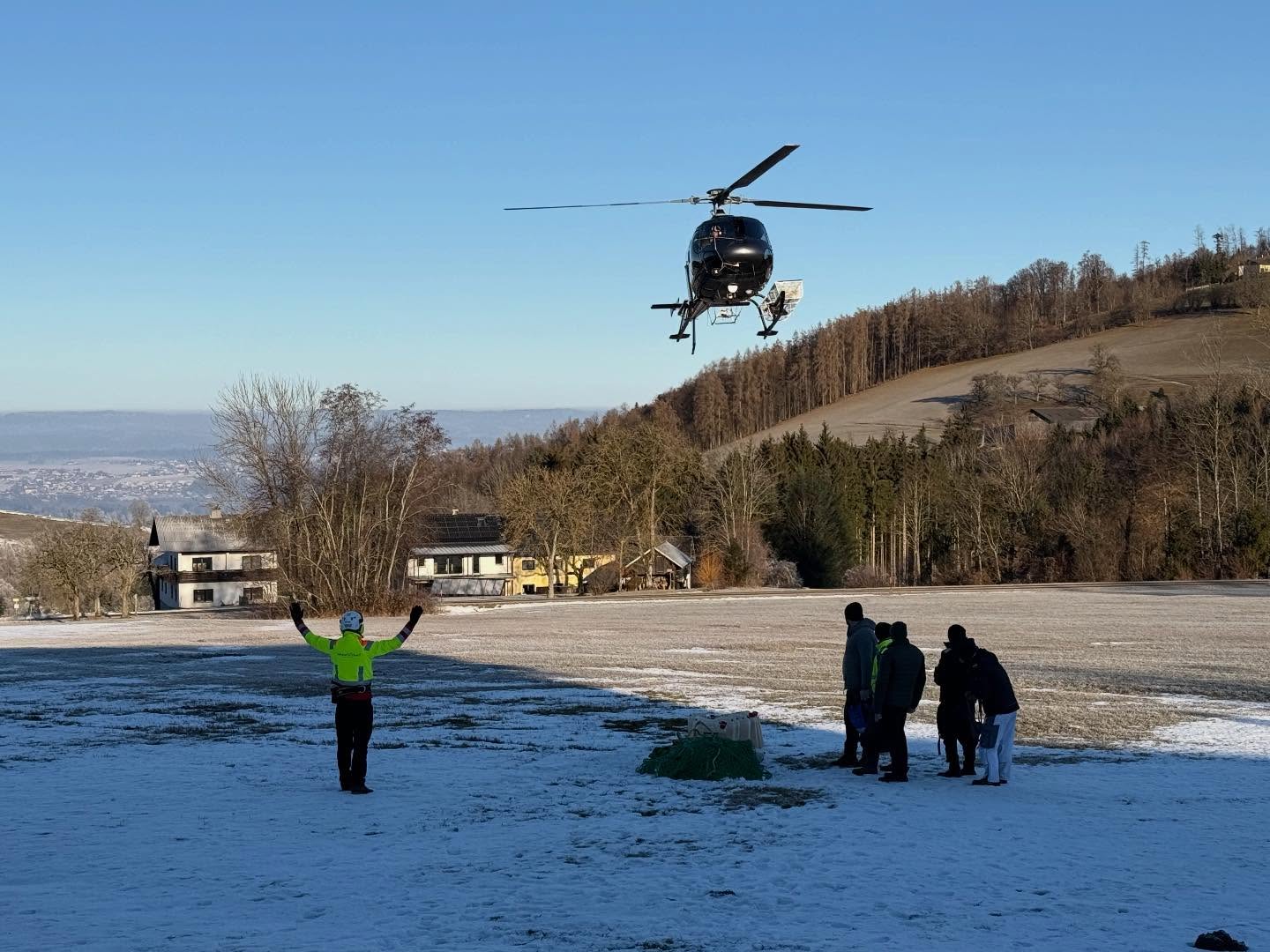 🚁☀️ Einsatz am Traunstein
Traumhafter Sonnenschein, starke Winde und ein erfolgreicher Arbeitsflug zur Unterstützung von TSD Brand & Wasserschaden Gmunden.
🏗️⛰️ Du brauchst Transportflüge für deine Baustelle oder zur Hüttenversorgung?
👉 Wir sind in Österreich & Deutschland flexibel im Einsatz für Euch. #heliflyhelicopterservice #kitzair #helitransair