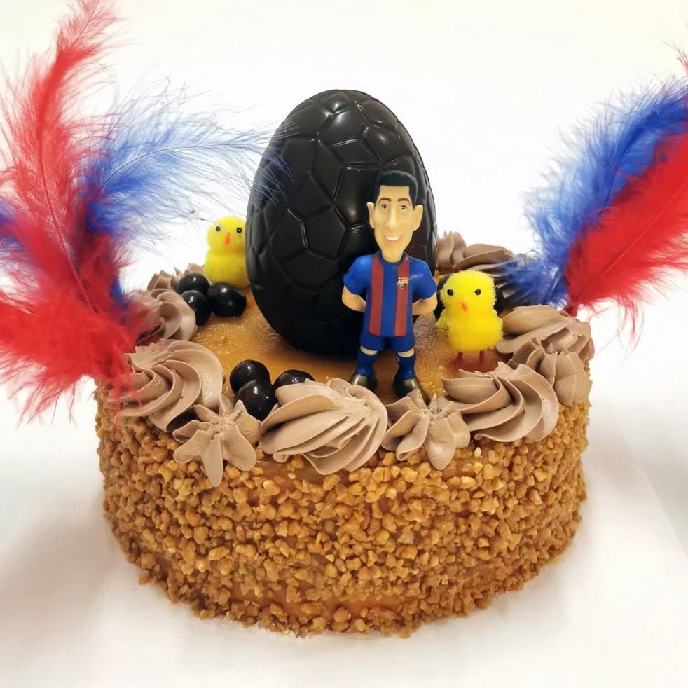 Mona de Pascua
Bizcocho blanco bañado en almíbar relleno de trufa, decorado con yema quemada y crocanti.
Huevo de chocolate y figura del Barça.
Sólo por encargo.
#pasqua #pascua #monadepasqua #monadepascua #chocolate #pascua2023 #huevosdepascua #indicakesbcn