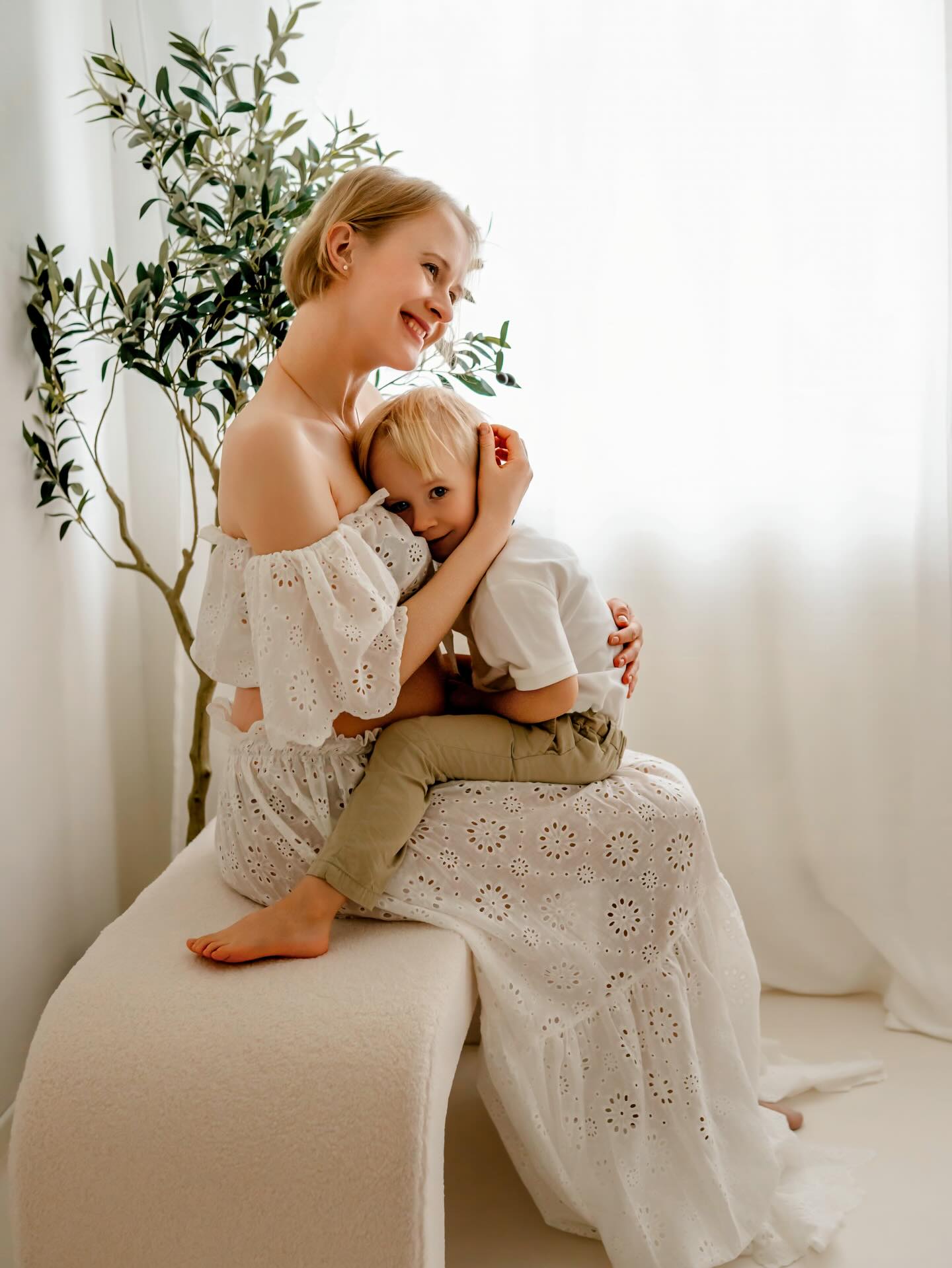 We usually plan maternity sessions around 28–32 weeks, but honestly—there’s no rule saying they can’t happen earlier. If it feels like the right time for you, go for it! Such a beautiful family, and so much love all around. 🤍.
.
.
Newborn, Family & Maternity Photographer in Zürich area | Ksenia Photography
.
.
Neugeborenen-, Familien- & Schwangerschaftsfotografin im Raum Zürich | Ksenia Photography
.
.
.
.
#maternityphotography #motherhood #zurich_switzerland❤️ #newlife #schwangerschaftshooting