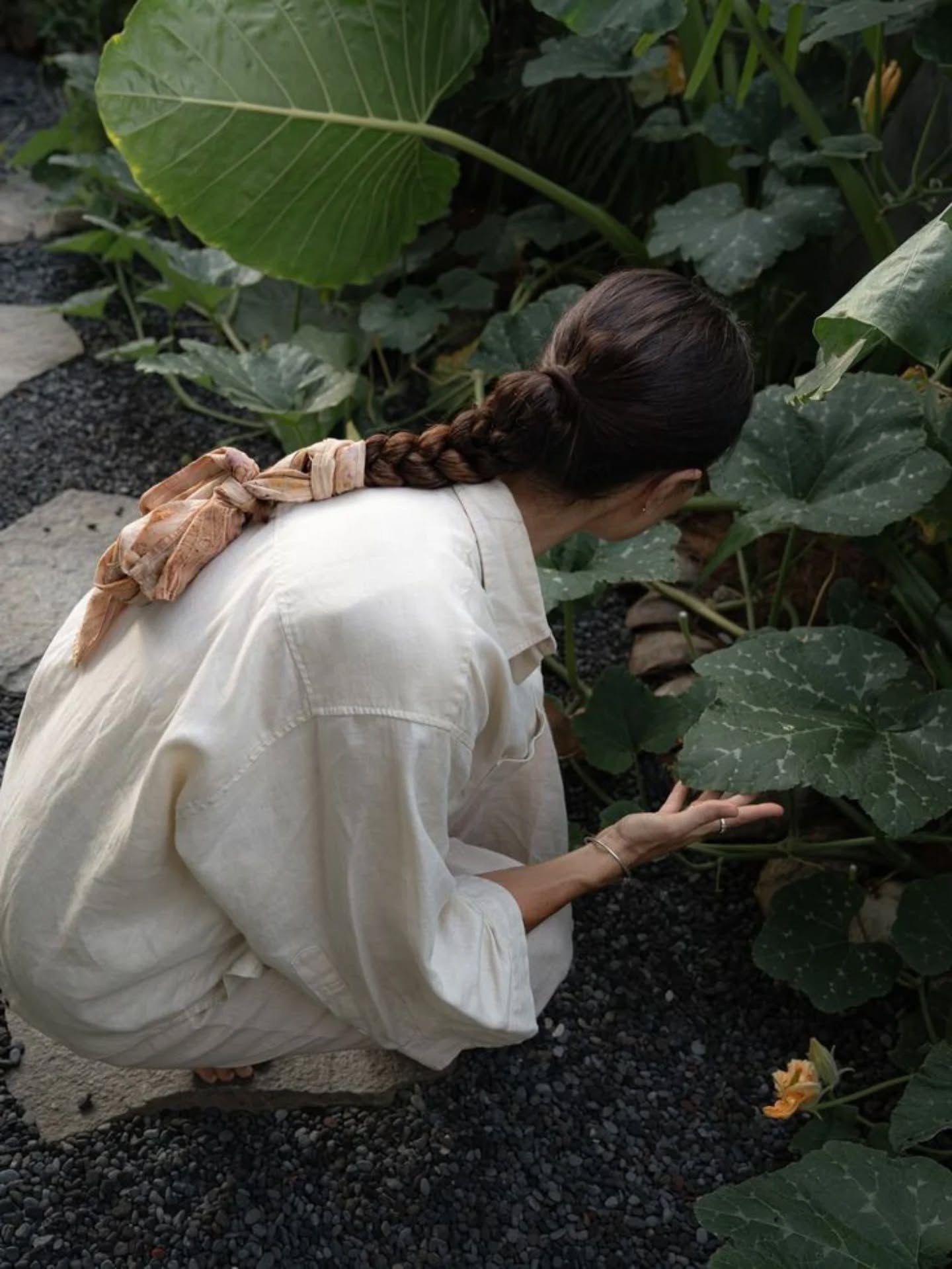 Listening with the hands.
Life begins at ground level.
🌿
#minimuc
#wordsoftheday
#groundedliving
#slowliving
#rooted