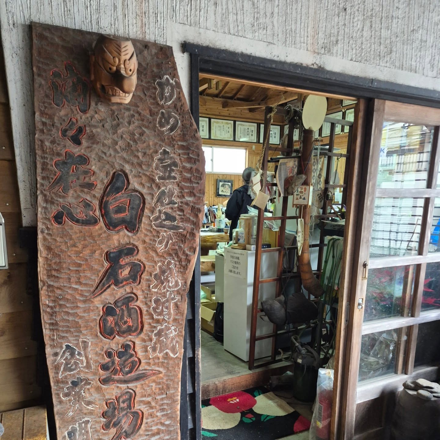 đLa brasserie artisanale Arishiroishi æçœçłé
é prĂšs de Kumamoto, façonne un shĆchĆ« profondĂ©ment liĂ© Ă son terroir, depuis 140 ans.
Ici, la signature, câest la patate douce bio đ±
CultivĂ©e par la brasserie elle-mĂȘme, elle repose 30 jours aprĂšs rĂ©colte pour gagner en rondeur et en complexitĂ©, avant dâĂȘtre travaillĂ©e avec le riz et lâeau de source locale.
Le riz local est cuit, puis ensemencé avec du koji, qui se développe pendant 3 à 5 jours.
Il est ensuite assemblé aux patates douces, dont les variétés apportent chacune leur nuance :
đ€ la blanche, nette et classique
đ la violette, plus florale et lĂ©gĂšrement Ă©picĂ©e
đ la jaune, ronde et gourmande
đ§Ą lâorange, douce, presque miellĂ©e
Et parfois les quatre, pour une palette aromatique tout en subtilité.
La fermentation dure ici un mois, en méthode traditionnelle.
( 2 Ă 3 semaines pour les brasserie moderne).
Puis c'est la distillation, en alambic de bois chauffĂ©e Ă la vapeur et enfin lâembouteillage et l'Ă©tiquetage Ă la main, sans artifices.
Au Japon, le shĆchĆ« peut aussi ĂȘtre Ă©laborĂ© Ă partir de blĂ© (mugi), de riz (kome), de sarrasin (soba) ou encore de sucre brun (kokutĆ) selon les rĂ©gions.
Mais Ă Kyushu, la patate douce reste reine.
đ± Bio
đ Artisanal
âł 140 ans de transmission
Un shĆchĆ« sincĂšre, tout en finesse, façonnĂ© par le temps et oĂč chaque variĂ©tĂ© raconte une nuance de la terre.
#shochu #patatedouce #japantrip #japanfood #kyushu