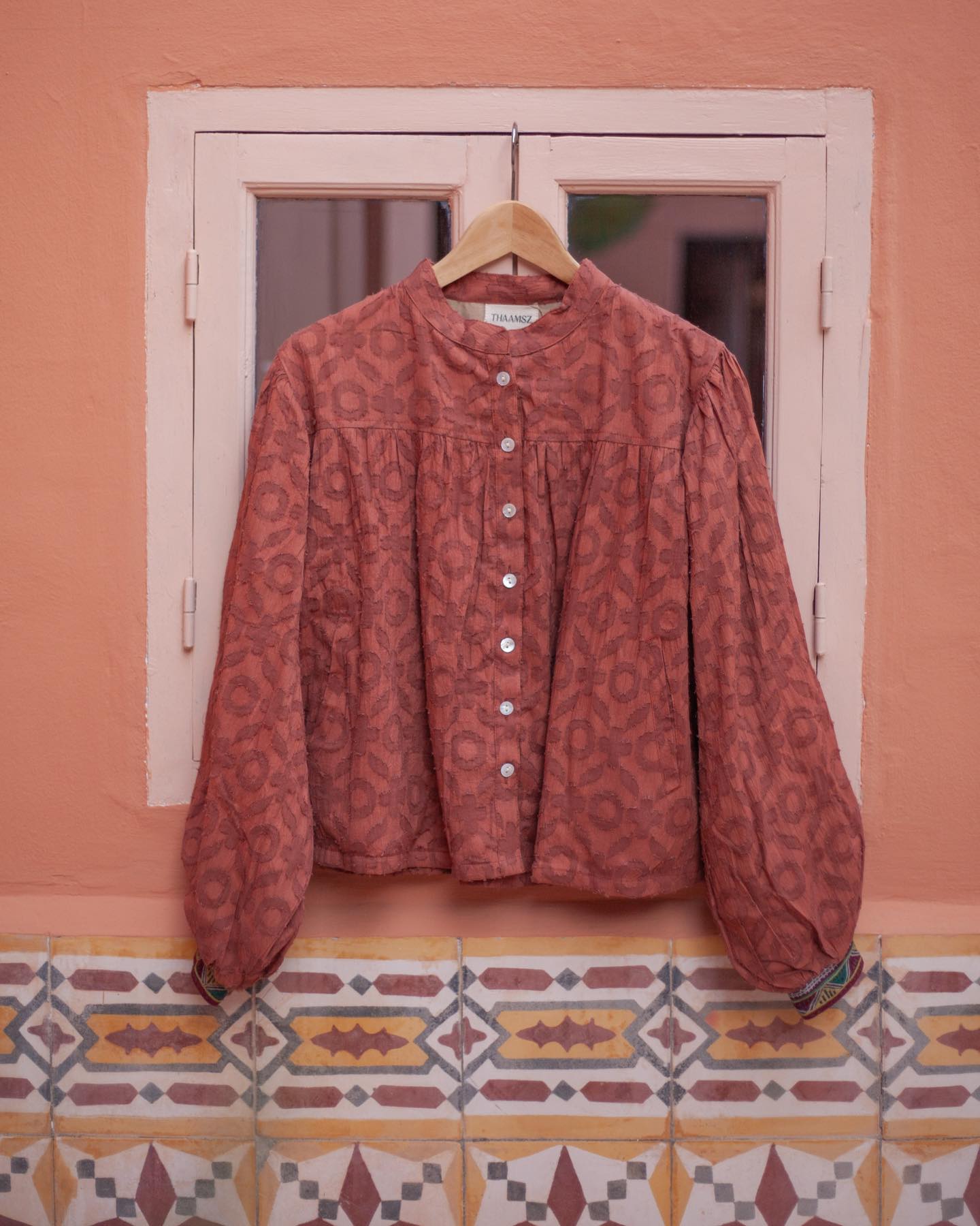 In love with this terra cotta applique blouse, decorated with vintage embrodiery cuffs and natural shelves buttons 🥰 Fully lined & two comfy side pockets, worm by @nidoje at the most gorgeous home of @christinegialamatzi