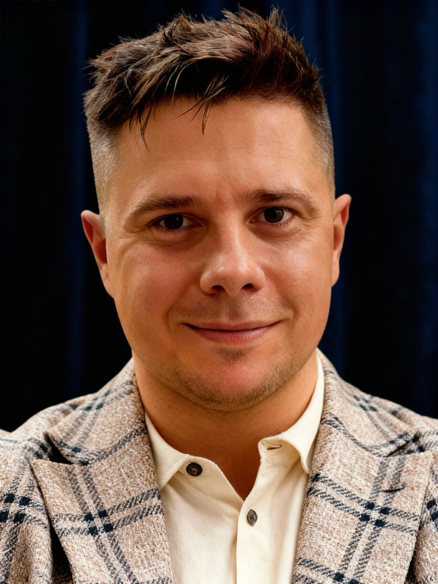 🎉🎂 Dziś świętujemy urodziny naszego menadżera – a tak naprawdę człowieka-orkiestry! 🎭✨
Adrian Pacholec @adrian.po_prostu – znają go wszyscy! Spotykacie się z nim prawie na każdym spektaklu. Zawsze w biegu, zawsze pomocny, zawsze z uśmiechem 😊
Jak się okazuje, tylko nieliczni wiedzą, że na co dzień pracuje w zupełnie innej branży, a TeTaTeT to dla niego taki drugi dom 🖤
Adrianie, czego Ci życzyć?
✨ niekończącej się energii
✨ pasji, która napędza do działania
✨ zdrowia i codziennej radości
✨ wspaniałych spotkań z teatralną społecznością
✨ spełnienia w życiu prywatnym i zawodowym
✨ oraz realizacji nawet tych najskrytszych marzeń
Urodzinowe uściski przesyła cała załoga TeTaTeT! 🎈🎁
Sto lat! 🥂🎭