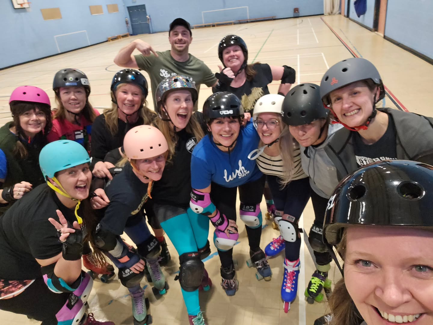 Tonight's full-house session was a sweaty lung-burner which left us all feeling jelly-legged and/or just a little bit nauseous!
I think we all needed it though because look at these little red smiling faces!
Good job gang!
Join us sometime why don't you?
Booking is essential because slots are limited!
I love Thursdays ❤️
Www.skatefitness.co.uk to book your slot
#skatefitness #fitnesscanbefun #teambeetroot #rollerskating #endurance ilovethursdays