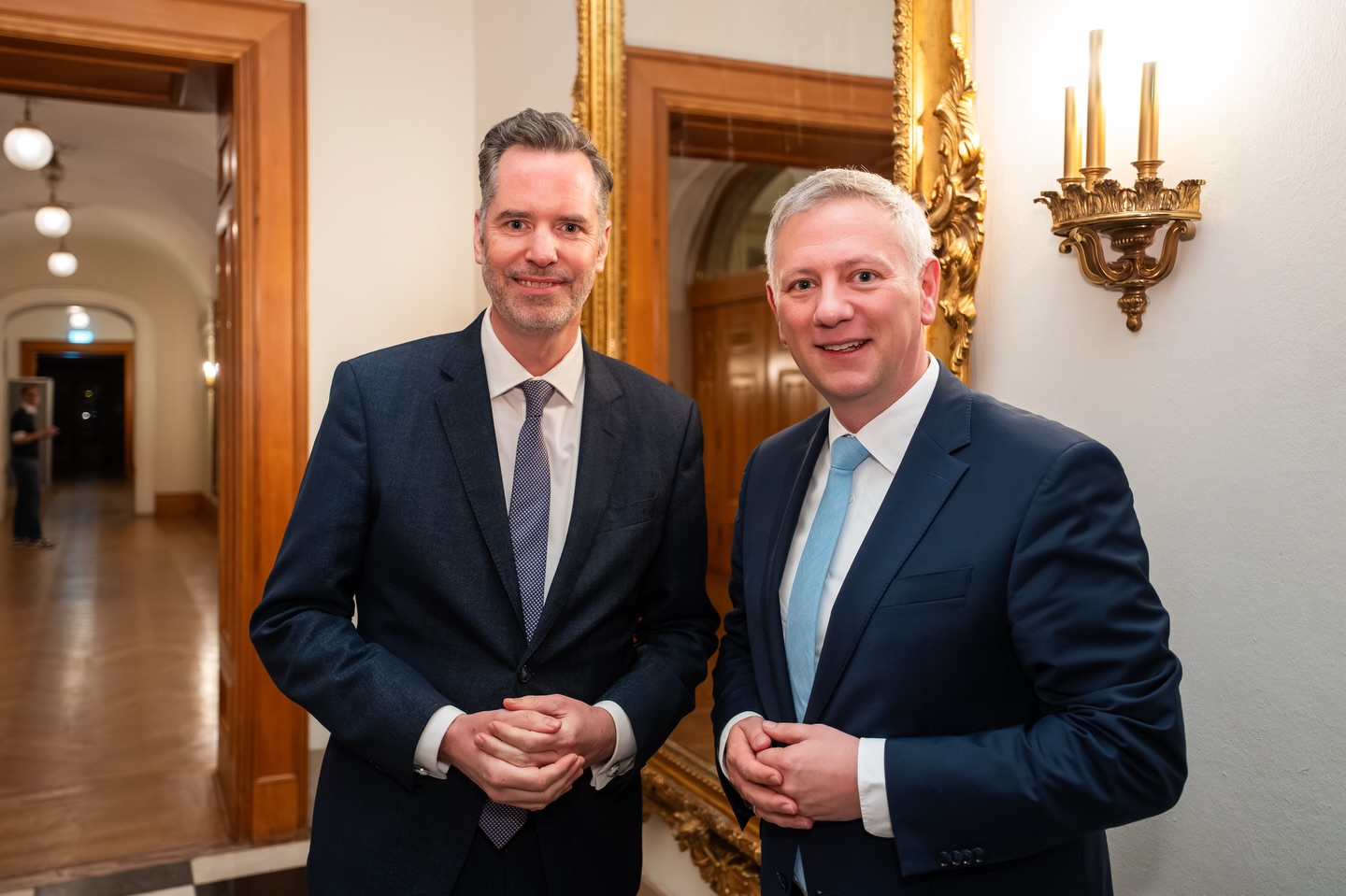 Gelungener und hervorragend besuchter Neujahrsempfang der @fdp_hlt !
In dem traditionsreichen Friedrich-von-Thiersch-Saal in Wiesbaden feierten wir den Start ins Jahr 2026. Wer noch nicht vollends von unserem Bundesvorsitzenden @christianduerr überzeugt war, der war es spätestens nach seiner charismatischen und inspirierenden Rede! Ein Dank an alle Gäste für die tolle Atmosphäre – lasst uns gemeinsam für Freiheit, Fortschritt und liberale Politik in Hessen und darüber hinaus gerade in diesen Zeiten eintreten!