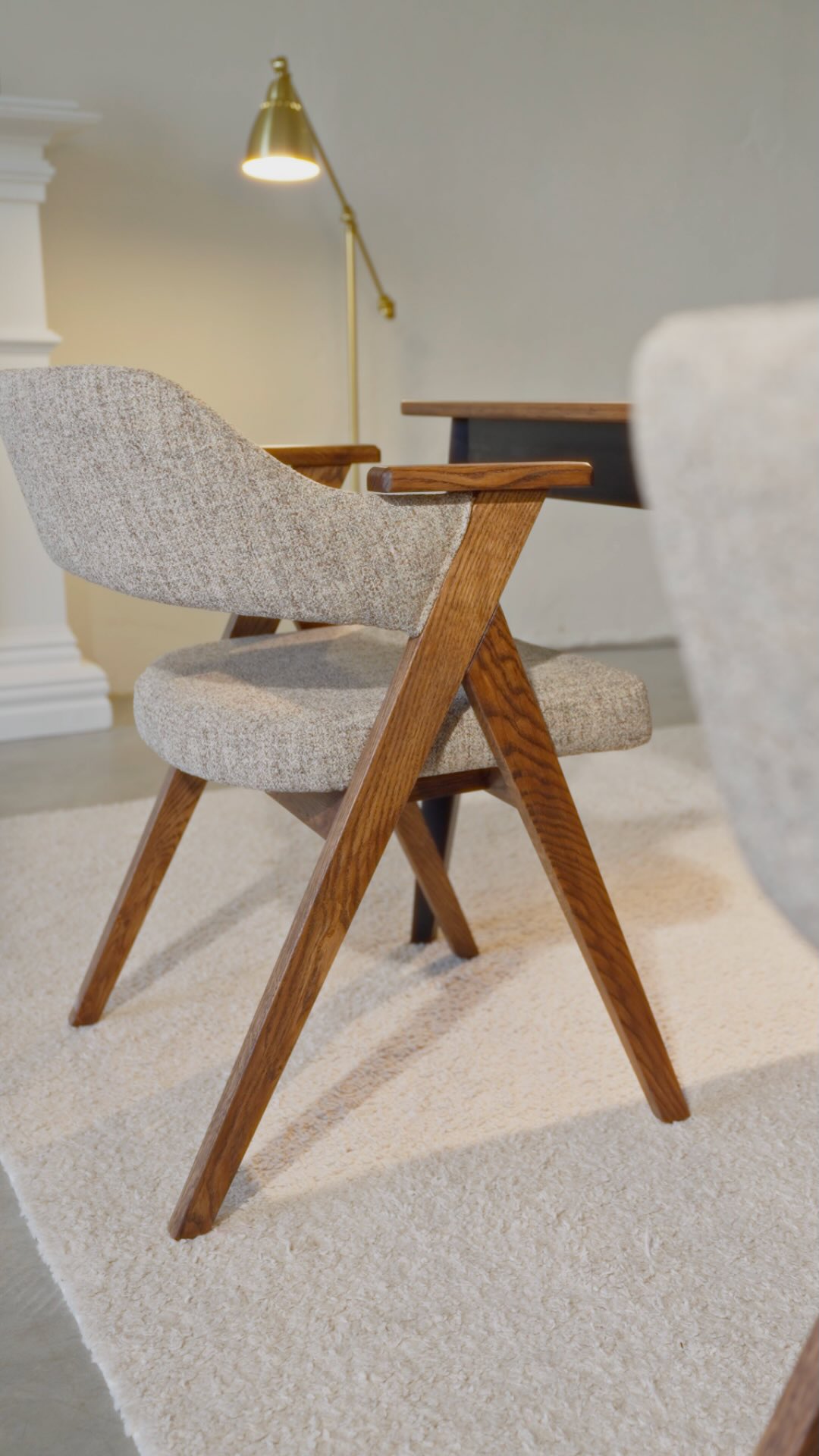 Krzesło, które nadaje wnętrzu charakter 🤎
Chicago to styl, który nie znika po jednym sezonie. Ponadczasowa forma, stabilna konstrukcja i wygodne siedzisko sprawiają, że jedno krzesło potrafi zmienić atmosferę całego wnętrza. Zaprojektowane z myślą o codziennym komforcie i estetyce, która zostaje na lata — idealne do jadalni, kuchni lub stylowego home office.
💰 Cena po rabacie 15%: 1119 zł
📦 Dostępne od ręki — wybierz i od razu odbierz swój zestaw
🛠 Gwarancja: 2 lata
Zamów online lub odwiedź nasze salony w Gdańsku i Łodzi.
W Cozy Wood znajdziesz jeden z największych wyborów stołów i krzeseł dostępnych od ręki w Polsce 🤎
*Promocja obowiązuje do wyczerpania zapasów magazynowych.