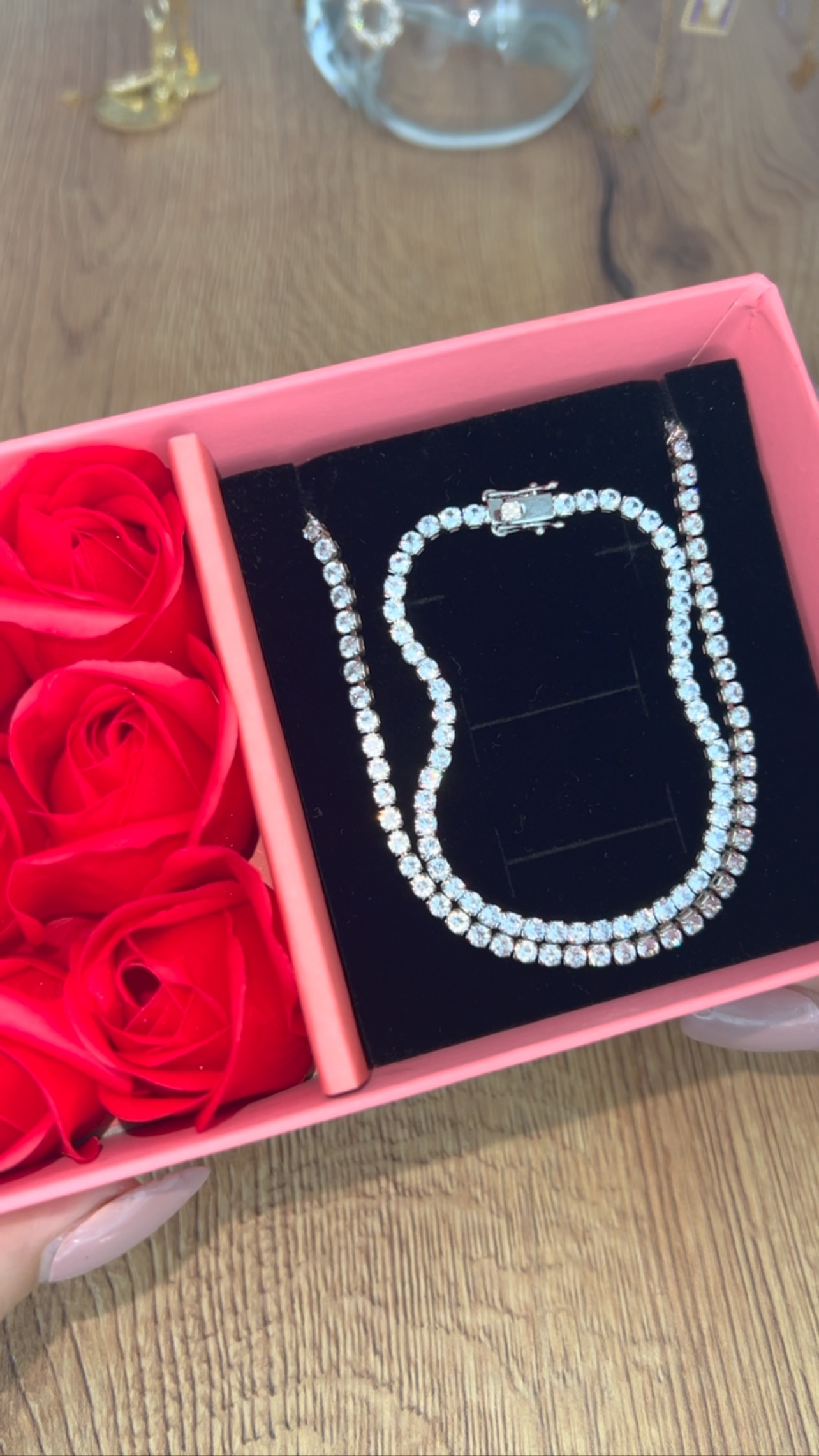 L’élégance en duo ✨ Un ensemble collier & gourmette qui capte la lumière et donne une touche premium à chaque tenue. Inoxydable, durable, et intemporel.#GlowByOum #BijouxLuxueux #BijouxInox #CollierFemme #GourmetteFemme BijouxElegants GoldStyle SilverStyle Tendance2026 LookDuJour BijouxDeQualite MadeForYou CasablancaGirl ShopMaroc