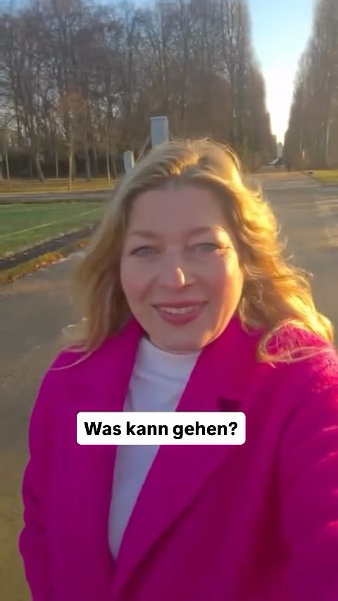 Unternehmen machen das jedes Jahr.
Warum du nicht auch?
Bevor irgendwas neu kommt, wird sortiert.
Emotional – und strategisch.
👉 Deine Aufgabe für Tag 1:
Mach deinen persönlichen Business-Jahresrückblick, allein oder mit deinem Team:
1️⃣ Welche Kund:innen oder Projekte haben dir 2025 wirklich Energie gegeben?
Und welche eher genommen?
2️⃣ Was hat wirtschaftlich funktioniert – und warum?
Nicht alles, was Spaß macht, trägt.
Und nicht alles, was trägt, macht Spaß.
3️⃣ Wo hast du gemerkt: „So will ich eigentlich nicht mehr arbeiten“?
Zeit, Preise, Art der Zusammenarbeit?
4️⃣ Welche Angebote, Aufgaben oder Routinen darfst du loslassen?
Auch im Business gilt: Weniger ist oft mehr.
5️⃣ Wenn 2026 leichter werden soll – was muss sich ändern?
Nicht größer. Nicht lauter. Sondern passender.
Heute geht es nicht um Lösungen.
Nur um einen ehrlichen Blick zurück.
💡 Denk wie ein Konzern:
Behalten. Nachschärfen. Streichen.
👉 Morgen: Positionierung auf den Punkt
Denn Ausrichtung braucht Worte.