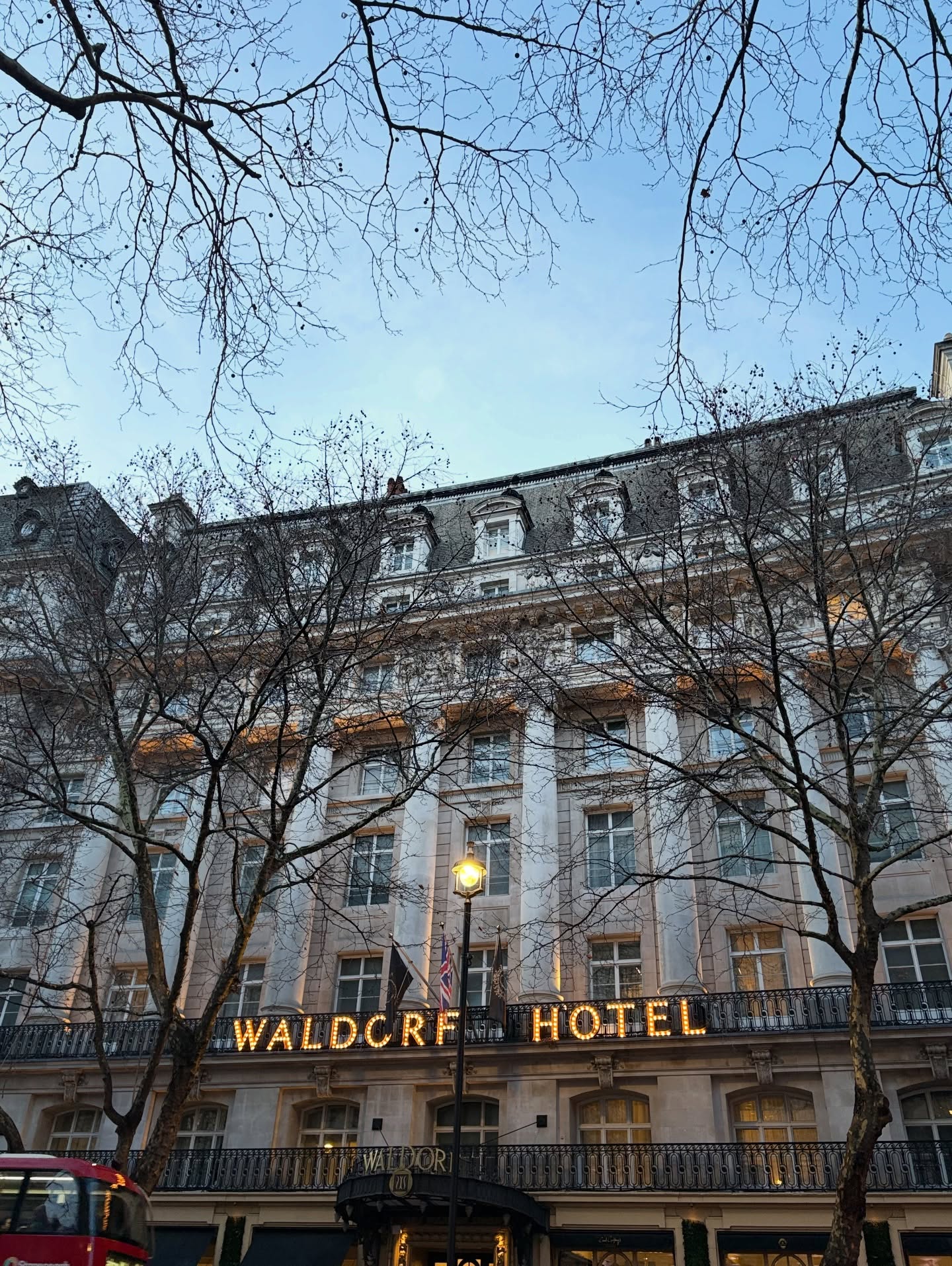 London aesthetic from the last 7 days. I’m trying to walk more and skip the tube when I can — turns out walks are the best excuse to slow down and appreciate the city’s beauty 😊
#london #prettycitylondon
