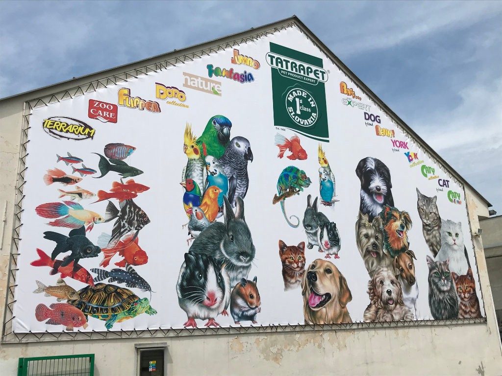 Veľkoplošná grafika, čo predáva: ukazujeme reálne realizácie bannerov a textilnej tlače v Senici a Skalici. Viditeľnosť z diaľky, odolné materiály a rýchla výroba priamo u nás znamenajú, že váš výklad alebo event bude pripravený načas. Pracujeme od návrhu až po montáž — čisté riešenie bez starostí. Chcete vidieť viac prípadov z Bratislavy, Malaciek alebo Trnavy? Napíšte nám do komentára alebo DM. Link in bio 🔧📸✨
#velkoplosnareklama #výklad #Senica #Skalica #lokalnavyroba #retaildesign #vizibilita #montaz