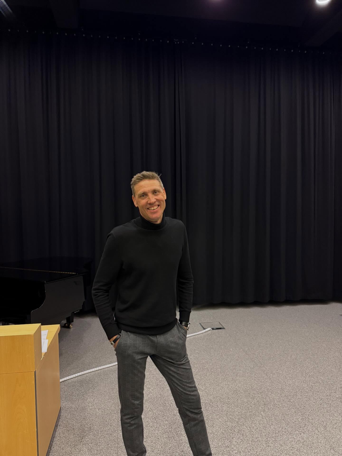 Tänään saimme koulullemme esiintymään Stand Up- koomikko Mikko Vaismaan. Kiitos paljon Mikolle esityksestä ja meidän naurattamisesta! #säkylänseudunlukio @mikkovaismaa