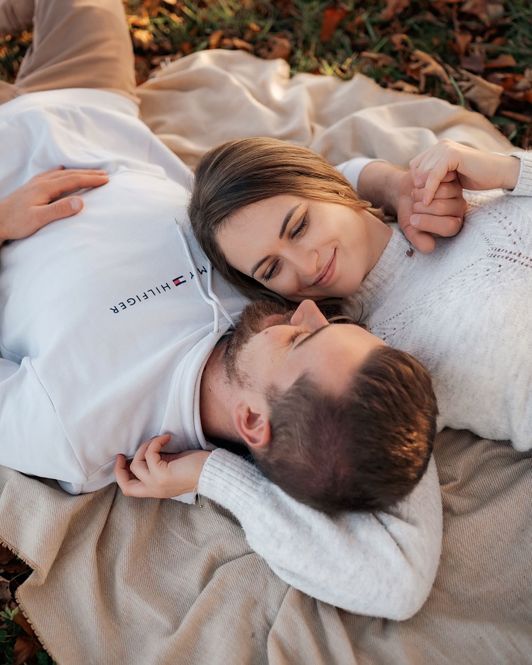 Zwischen Blicken, Berührungen und echtem Lachen entsteht etwas ganz Besonderes. ✨
Diese leisen Momente, in denen man alles um sich herum vergisst – nur ihr zwei, ganz bei euch.
Egal, ob ihr frisch verliebt seid oder schon viele gemeinsame Kapitel geschrieben habt:
Eure Liebe ist einzigartig. Echt. Und genau deshalb so wertvoll.
Lasst euch feiern.
Lasst eure Liebe hochleben.
#manuelaprucknerfotografie #Paarshooting #CoupleLove #LiebeFeiern #Lovestory Paarfotografie EchteMomente ZeitloseErinnerungen