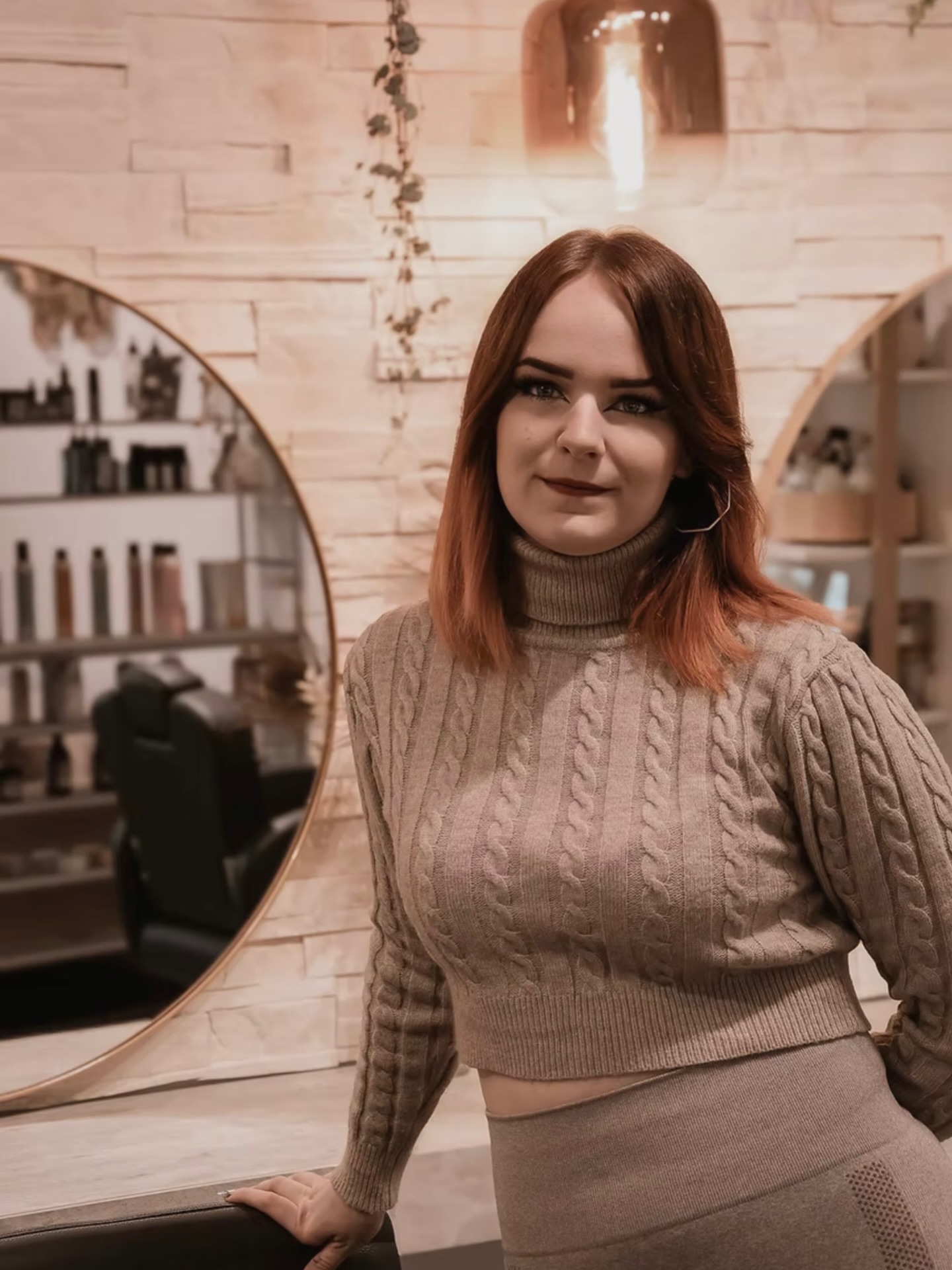 Auszubildende Michelle
Mein Name ist Michelle. Im August 2023 habe ich meine Ausbildung begonnen und bin jetzt im 3. Lehrjahr. Seit August 2025 bin ich Teil des Salon La Casa Teams und freue mich, hier meine Leidenschaft ausleben zu können.
Ich bin ein sehr kreativer Mensch und liebe es, mit Farben zu arbeiten und individuelle Stylings zu kreieren. Besonders begeistert mich, immer wieder neue Techniken zu entdecken und meine Fähigkeiten stetig weiterzuentwickeln.
Im Sommer 2026 werde ich meine Ausbildung abschließen – bis dahin genieße ich jede Erfahrung, die mich auf diesem Weg begleitet. Ich bin stolz, Teil der La Casa Familie zu sein und freue mich auf viele weitere schöne Momente mit unseren Kundinnen und Kunden.
Team Salon La Casa🌿☺️