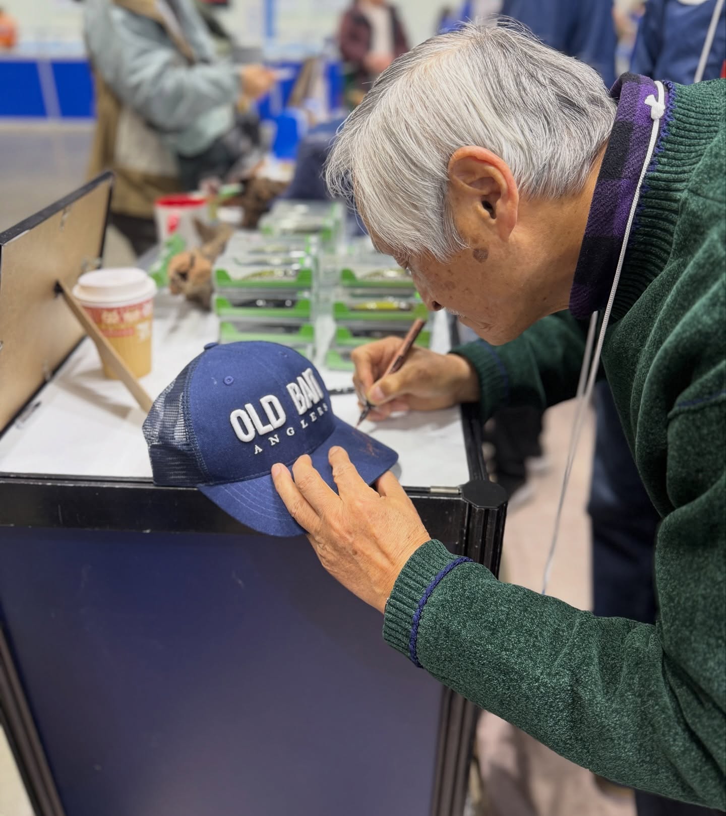 Mr Kazuo Tamakoshi,
Um real Old Bait Angler, à frente da Smith desde 1970.
Também distribuidor Heddon no Japão desde 1977, história muito bem contada no blog Everquest em 23/09/2020.
Lemos à época e jamais imaginamos que um dia estariamos ao lado dele, em alguns bons e inesquecíveis minutos de conversa.
Obrigado @diogoyamada san, por essa e por tantas nesses dias.
Momentos memoráveis. Obrigado @smith_ltd_official 🇯🇵