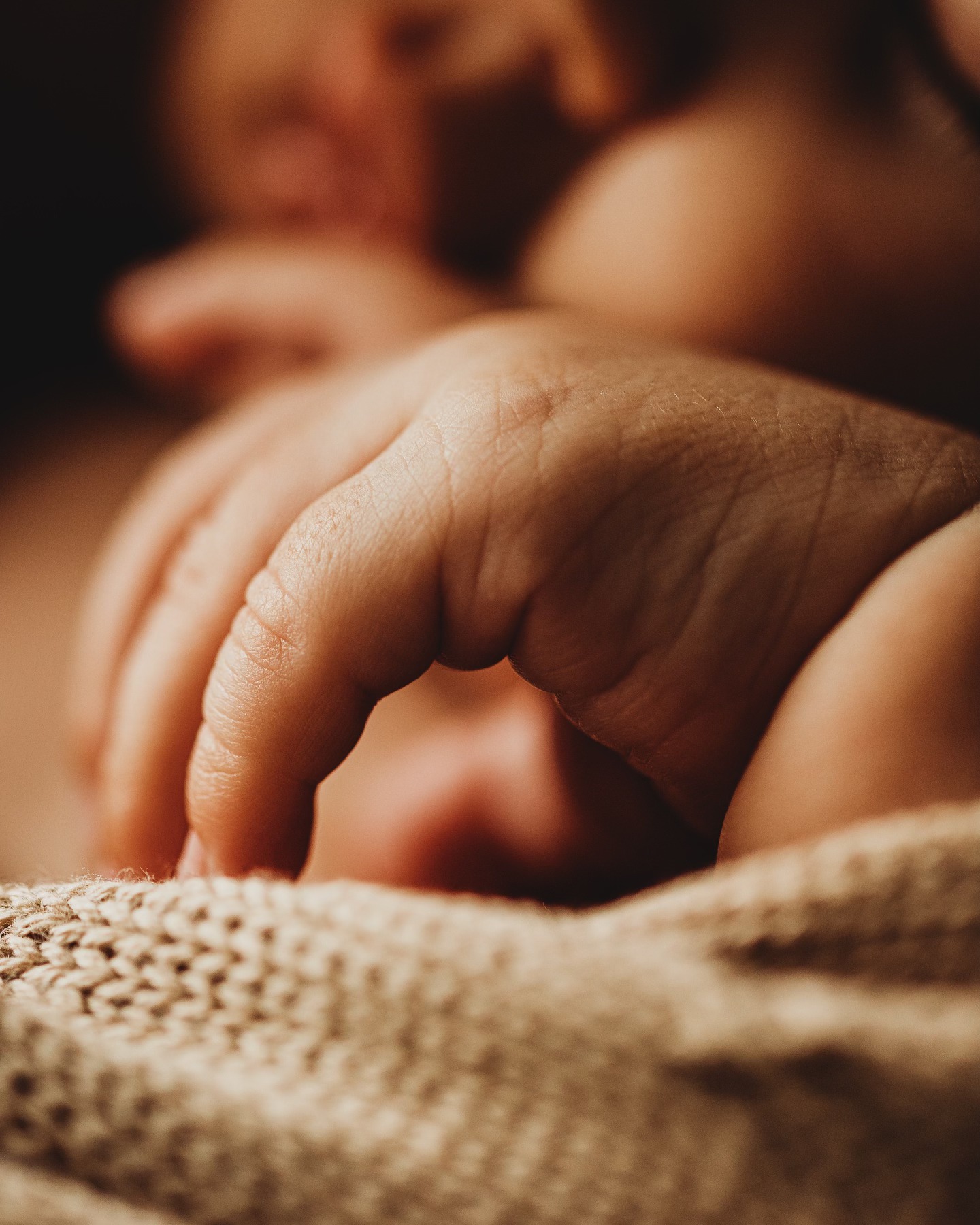 Heute mal wieder ein Bild aus der Detail-Reihe. Manchmal shoote ich etwas länger, wenn es die Zeit der Familie erlaubt, um solche Details reinzubekommen. Manche Babies schlafen so fest, dass ich ruckzuck sämtliche Detailbilder schieße. Manchmal dauert es aber etwas länger und ich verspreche euch allen, es lohnt sich Zeit einzuplanen. Ich nehme mir in der Regel bis zu zwei Stunden fürs Shooten, manchmal sogar etwas länger.
Wie gefällt euch dieses Bild?
Seid feste umarmt,
Eure Marion 🫶🏼